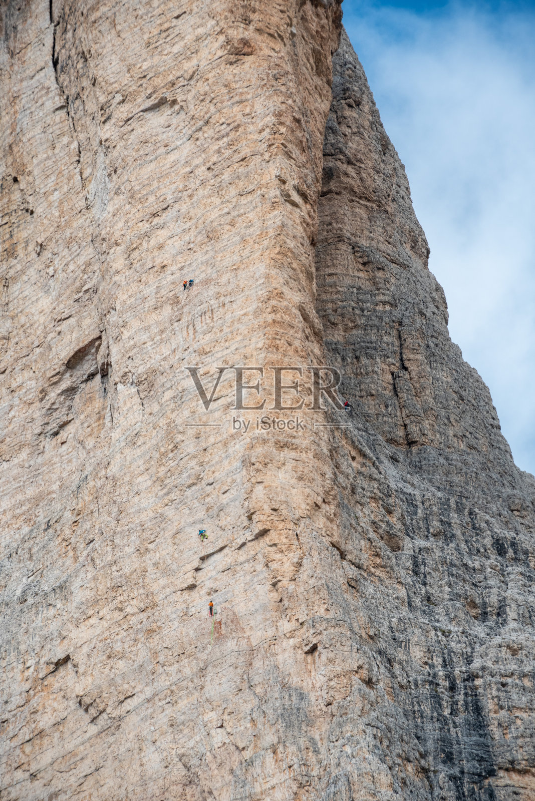 登山者攀登3津嫩白云岩山照片摄影图片