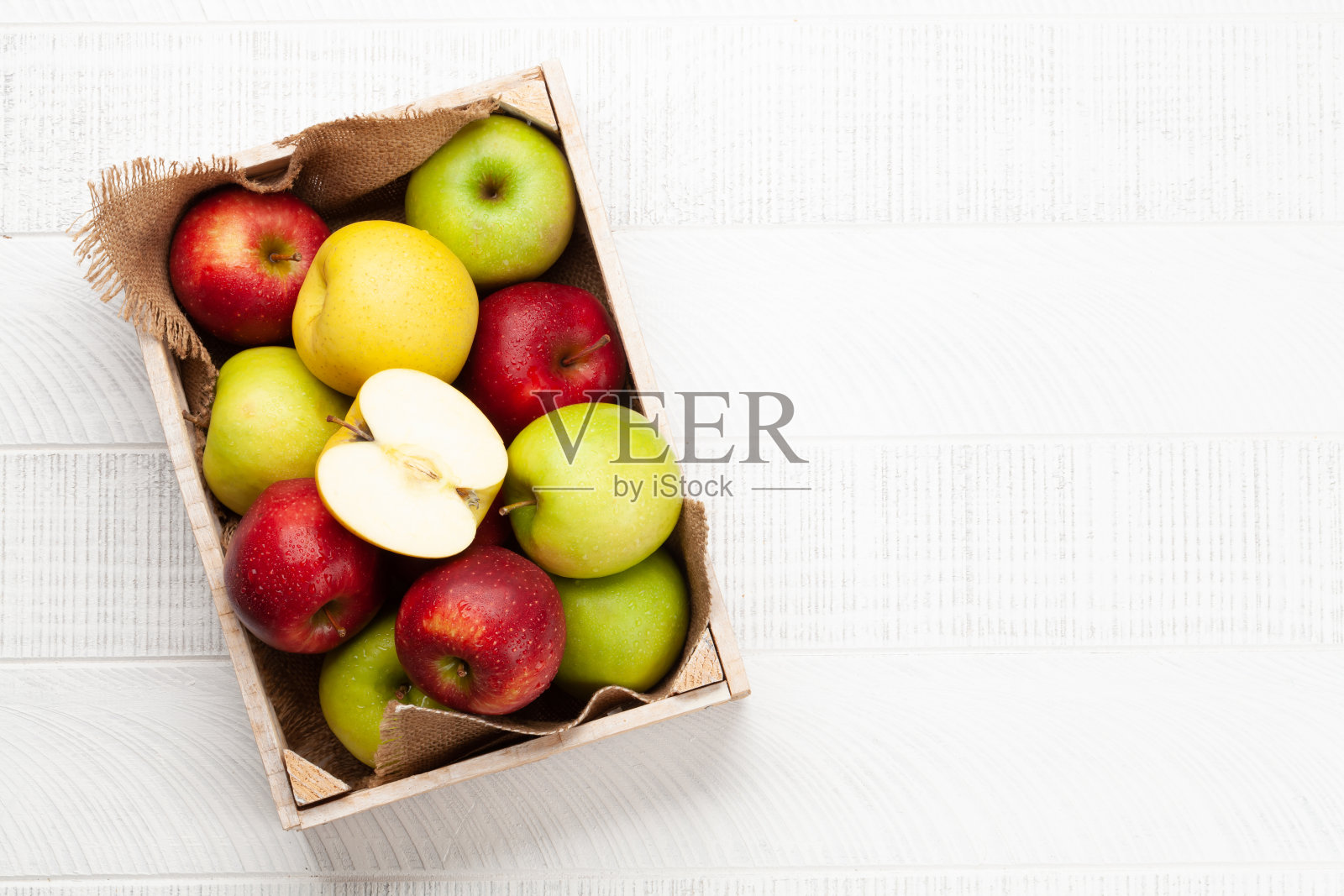 彩色成熟的苹果果实在盒子里照片摄影图片