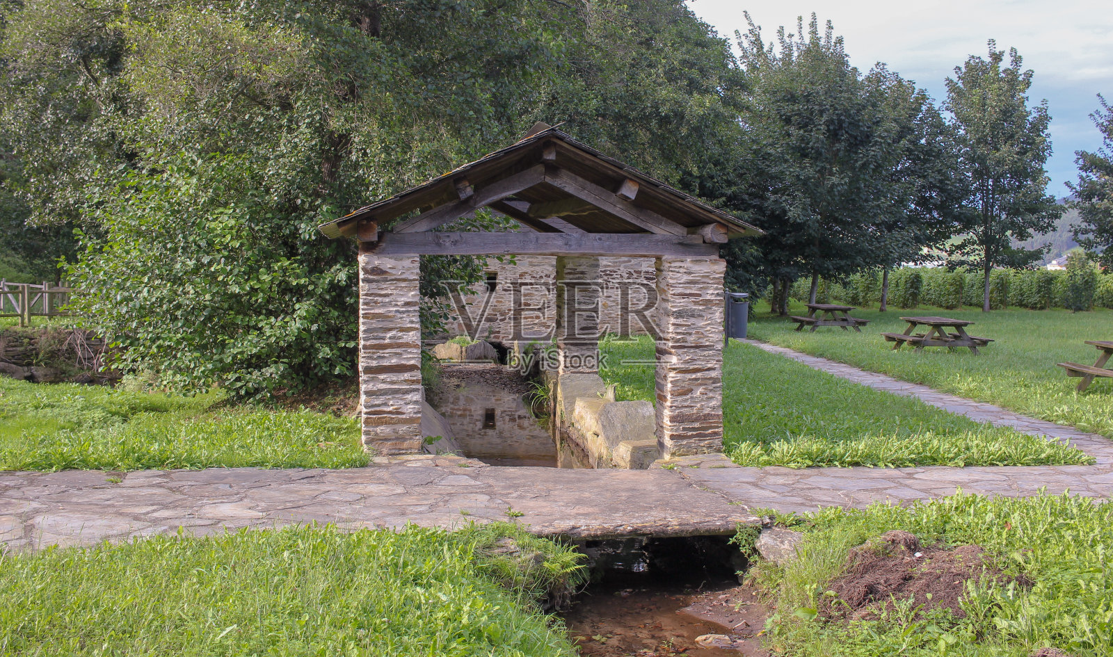 沿着小溪健康地散步照片摄影图片