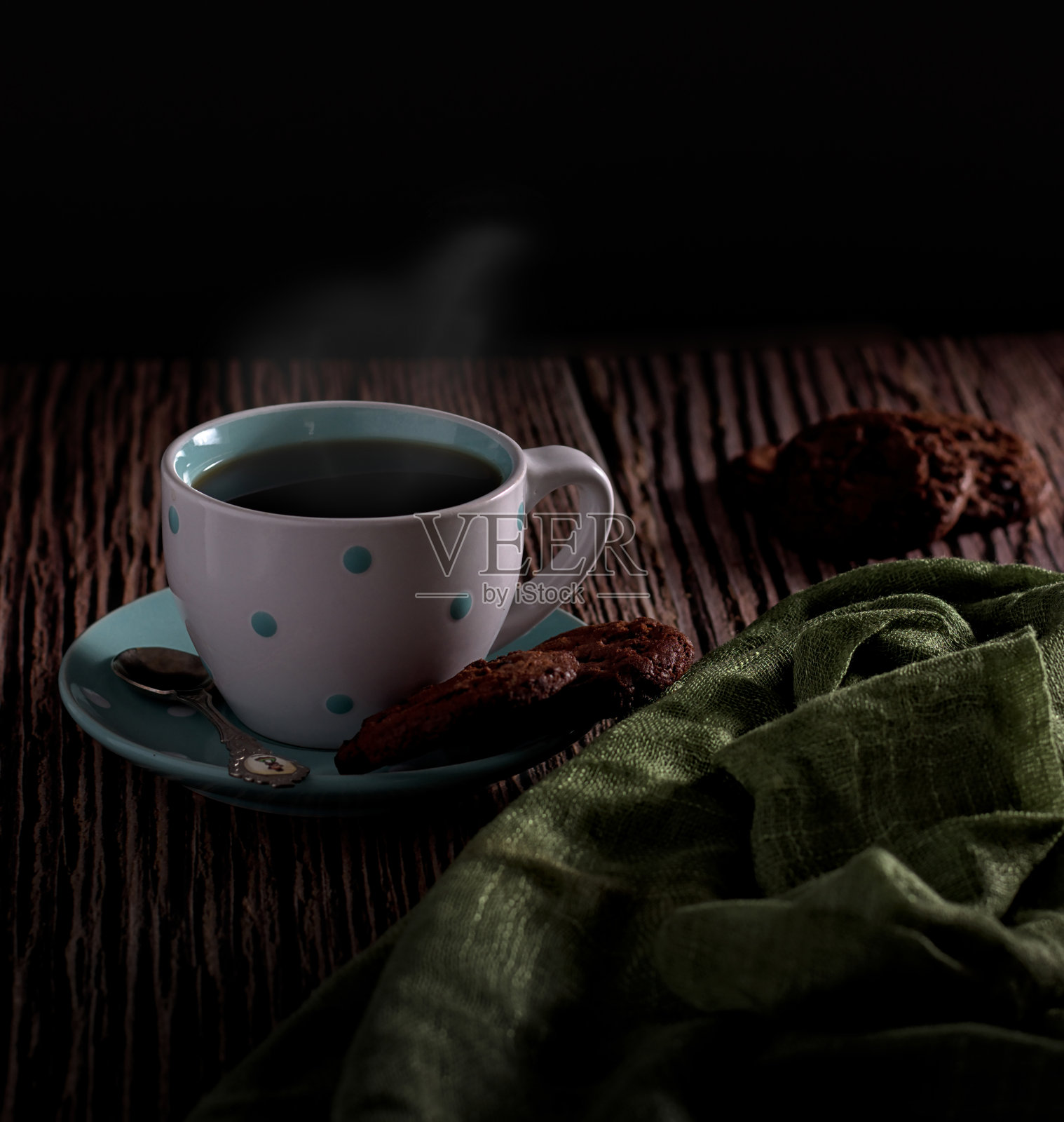 一杯热咖啡配上一对美味的饼干，背景模糊照片摄影图片