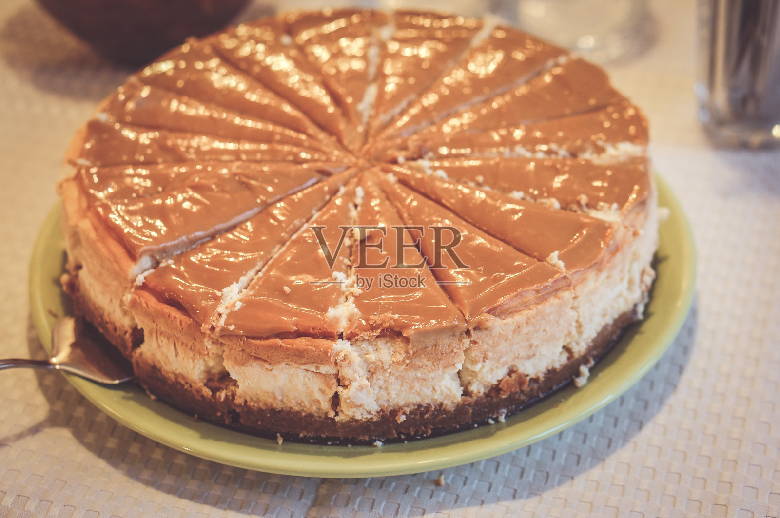 切好的蛋糕，上面有棕色奶油，放在桌上照片摄影图片