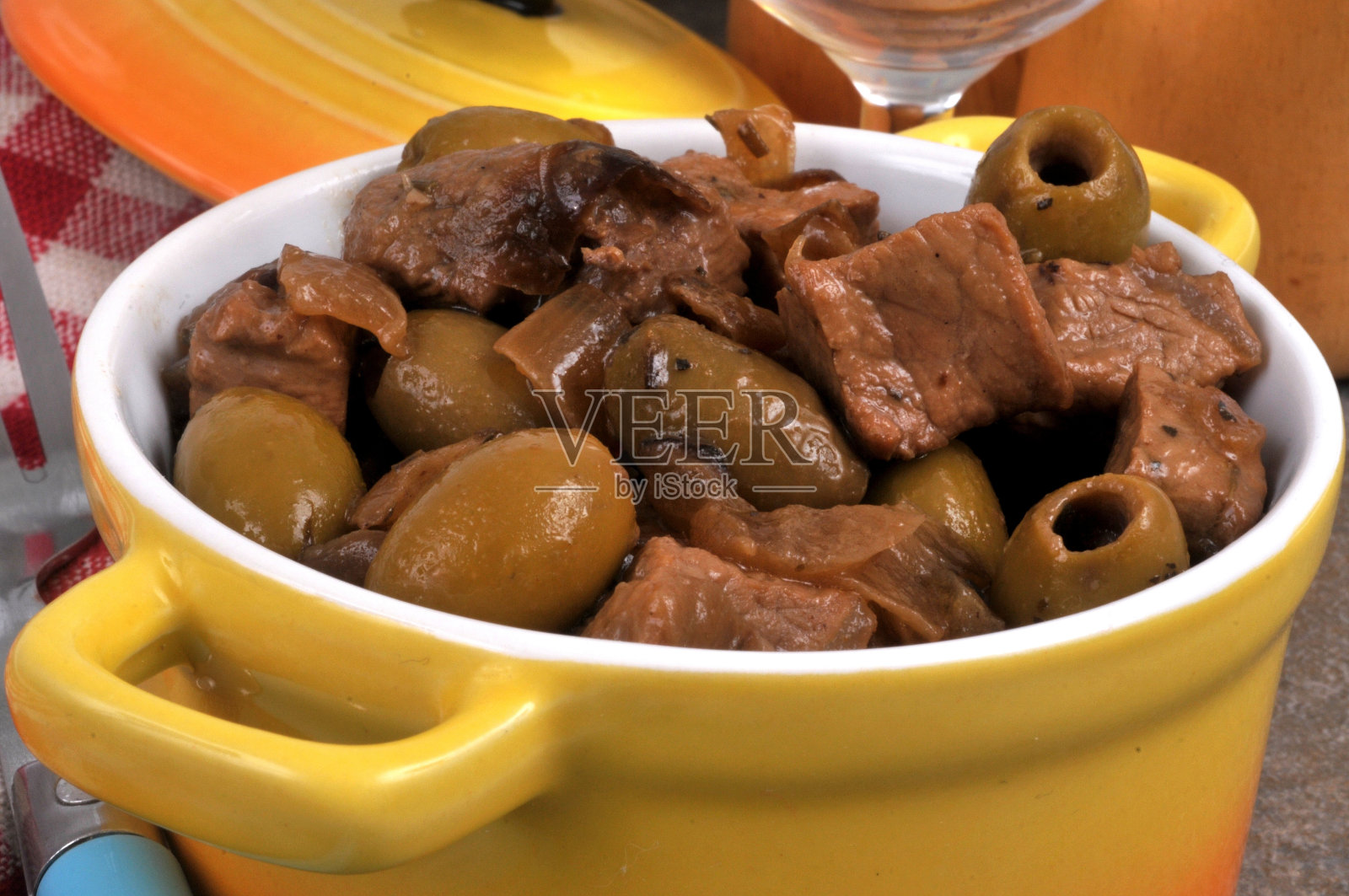 小牛肉和橄榄照片摄影图片