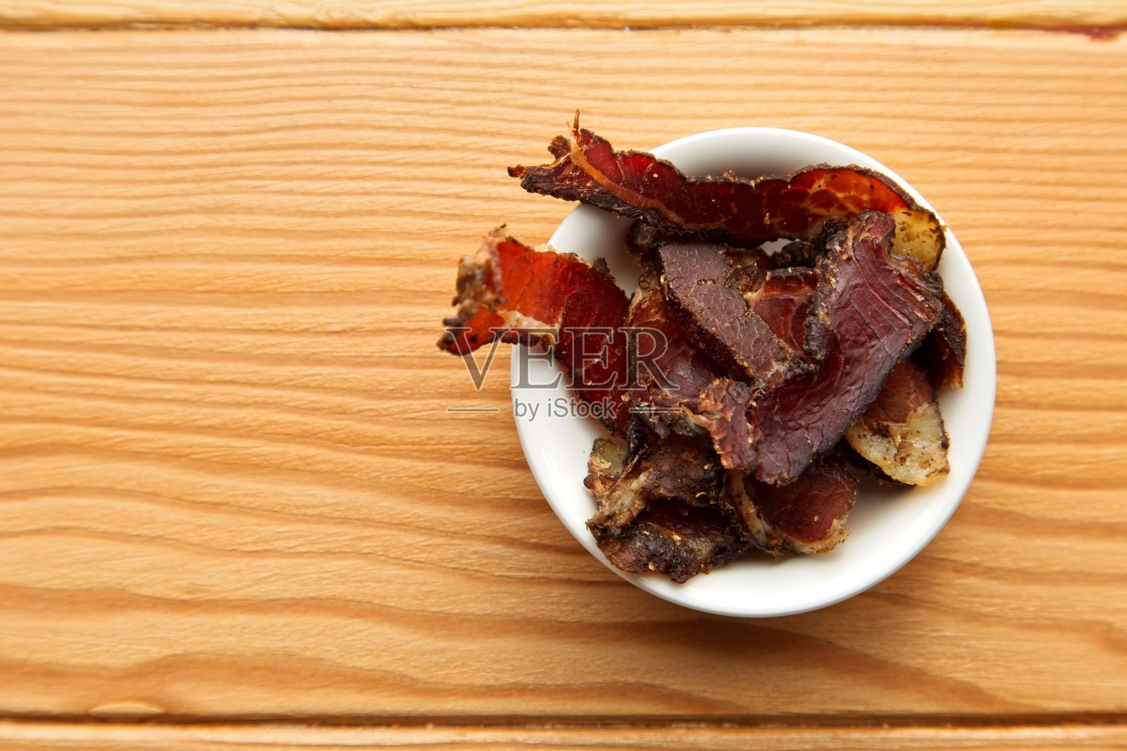 一碗传统的南非烤肉放在木制的表面上照片摄影图片