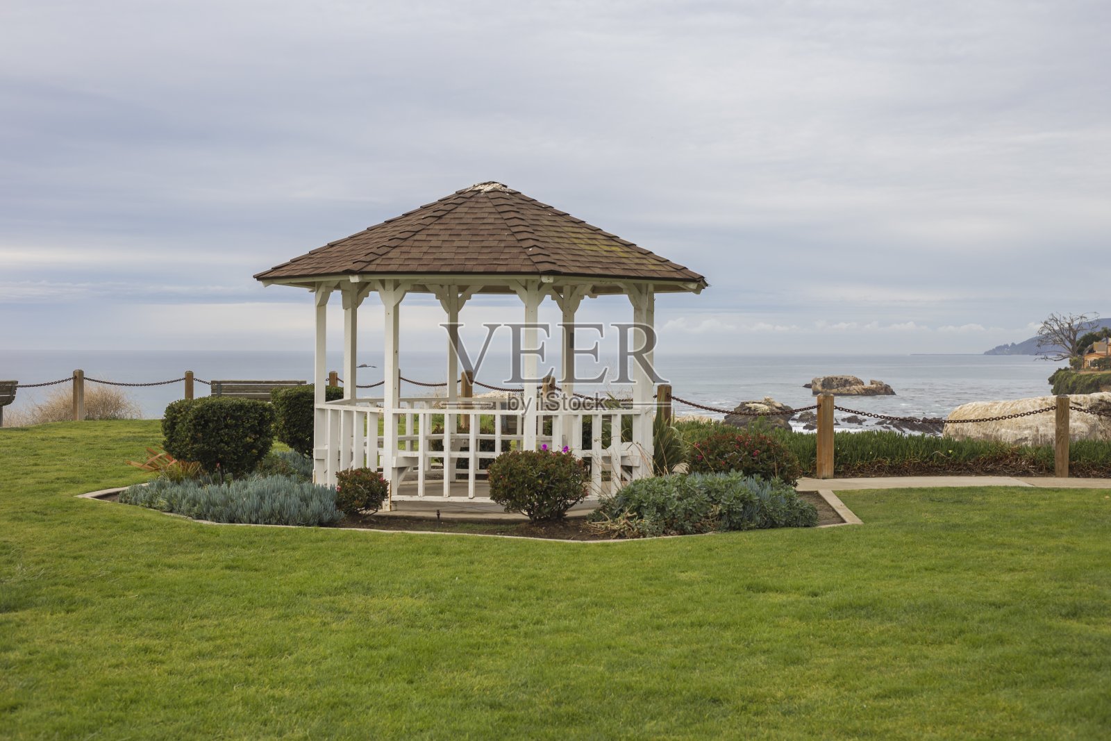 美丽的风景，度假地点附近的海滩在绿色的田野照片摄影图片