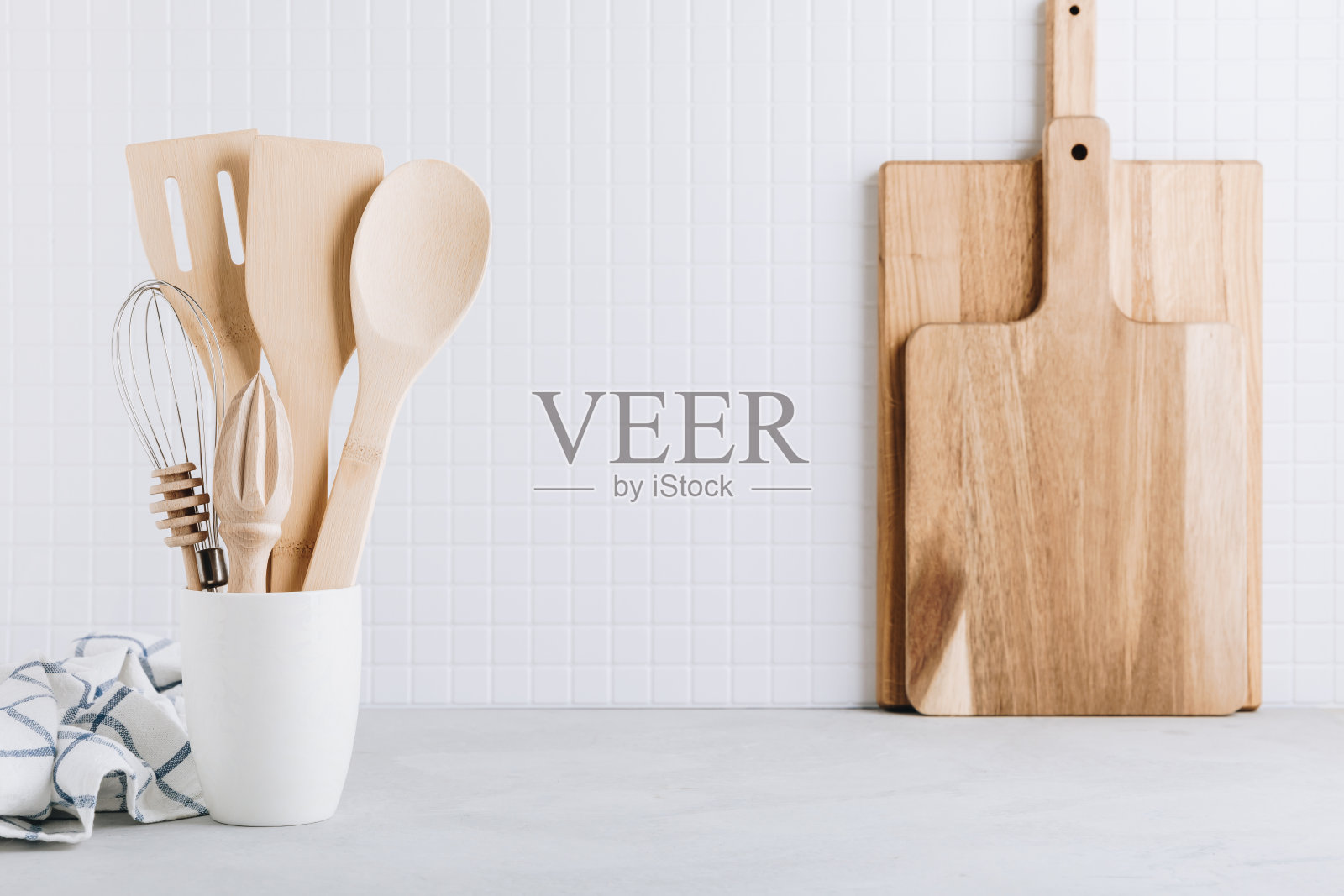 厨房用具。厨房木制工具和厨房用具。白色现代厨房室内背景。照片摄影图片