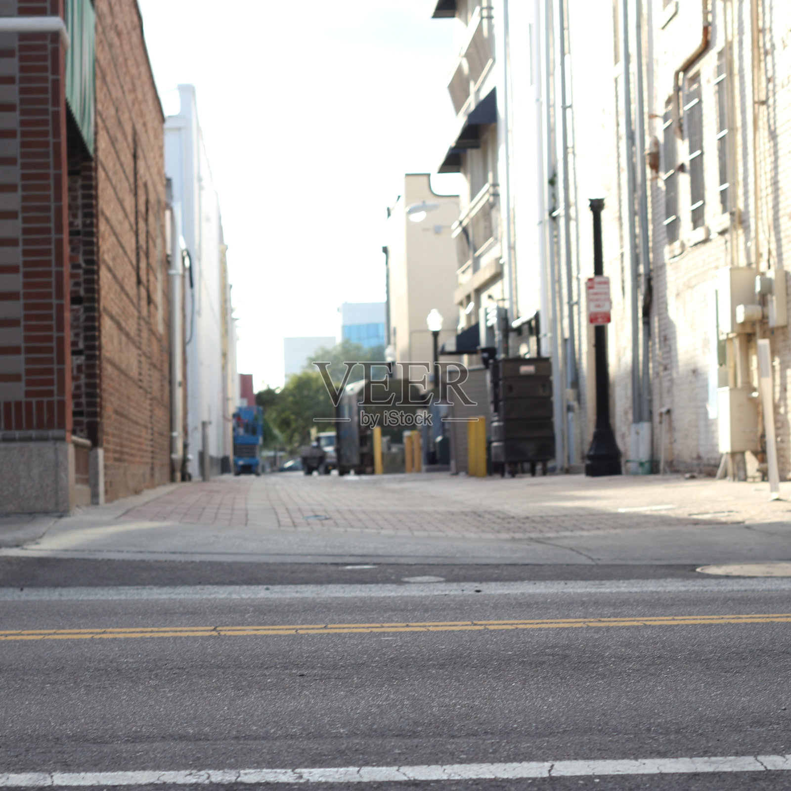 广角拍摄的道路周围的城市充满了建筑物照片摄影图片