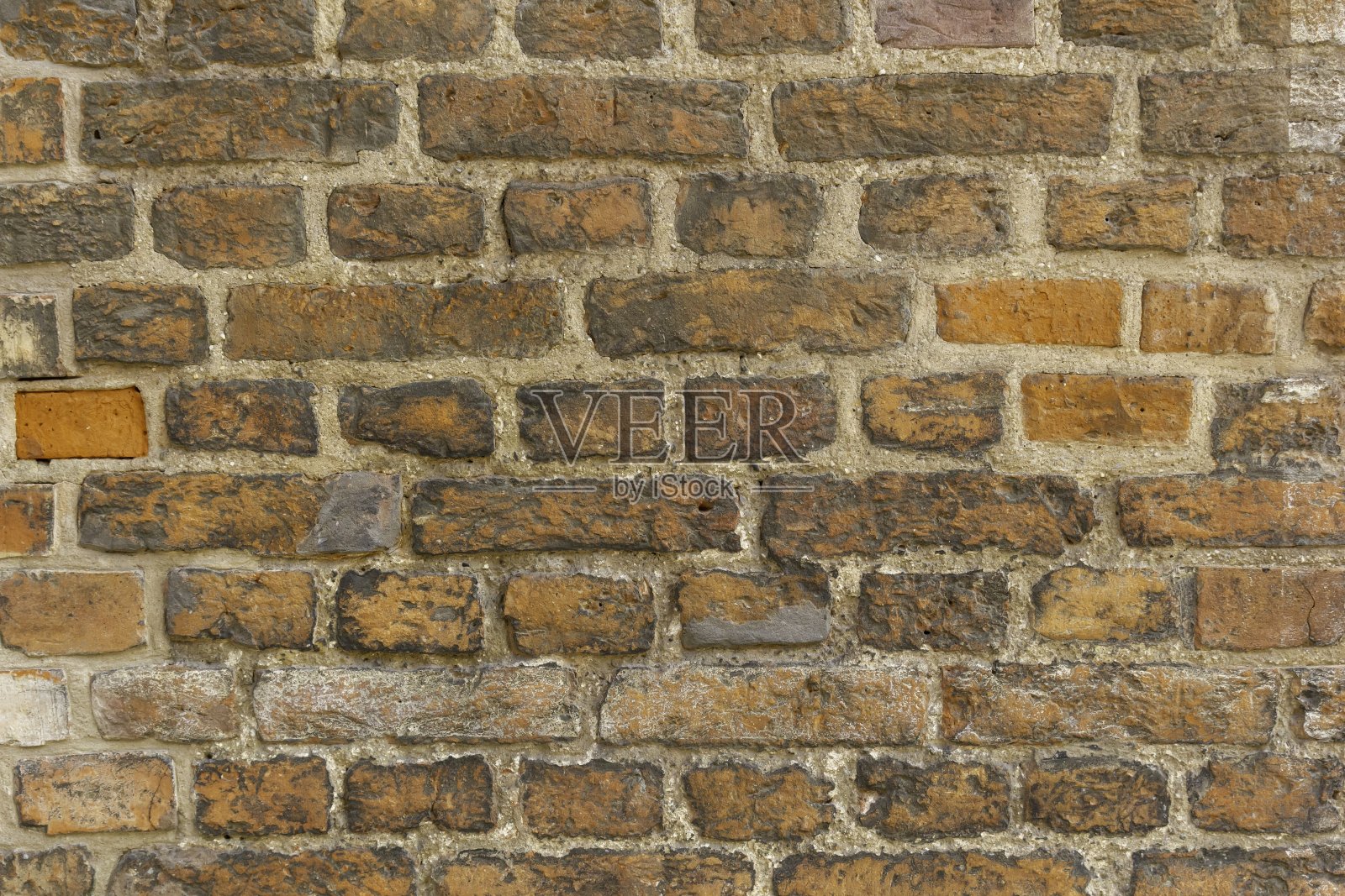 阳光下红色石墙的特写——作为墙纸和背景的一张很酷的图片照片摄影图片