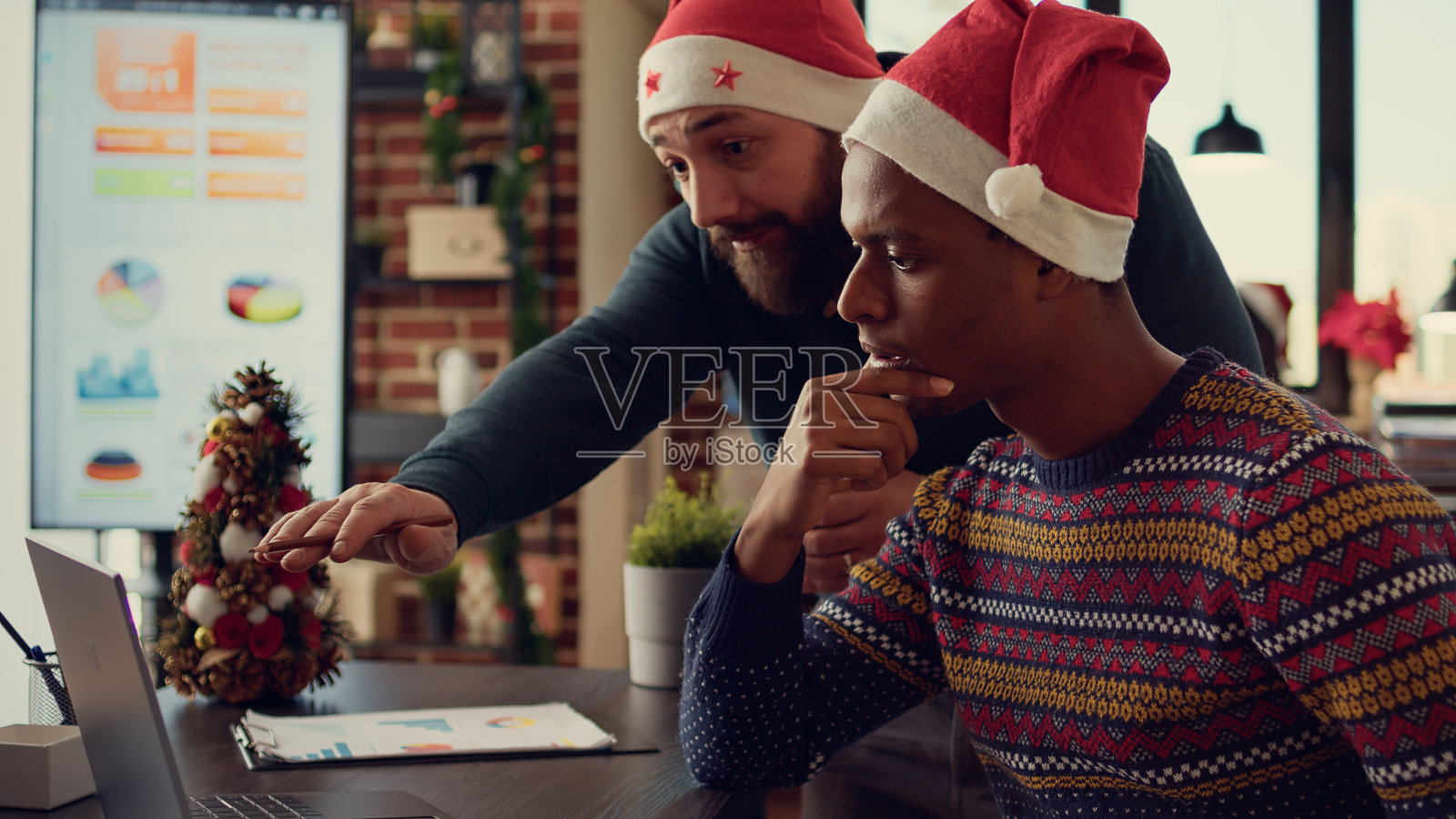 使用笔记本电脑和文件的不同团队照片摄影图片