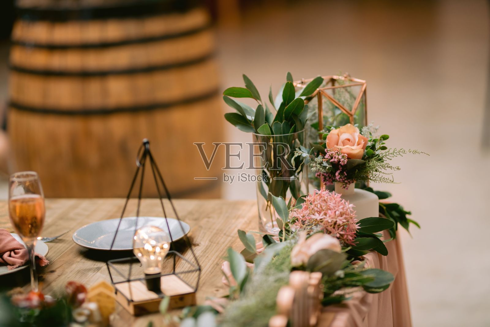 婚礼仪式外面用美丽的树叶和花朵装饰木制桌子照片摄影图片