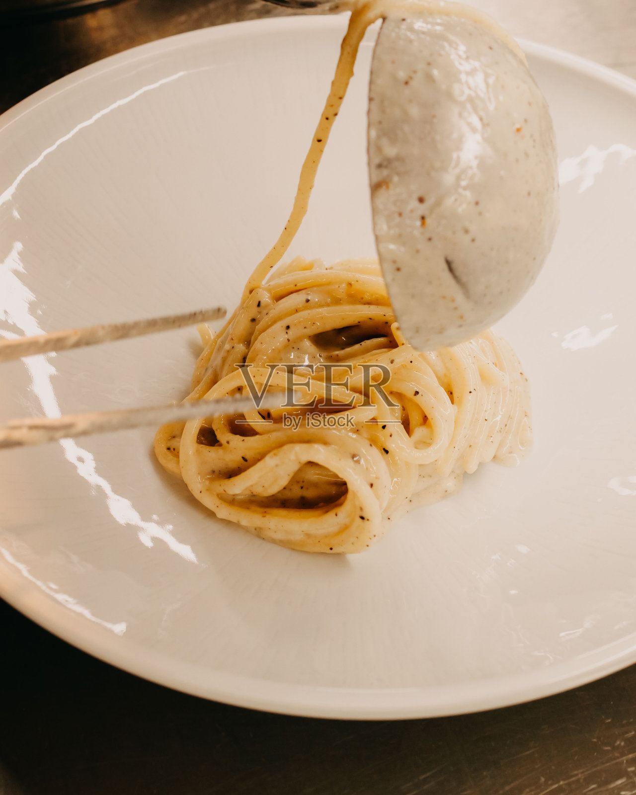 垂直拍摄的美味的意大利面条在一家传统的意大利餐厅照片摄影图片