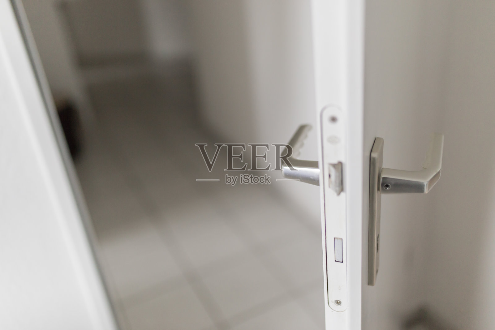 从一扇敞开的门看到的白色地板和墙壁照片摄影图片