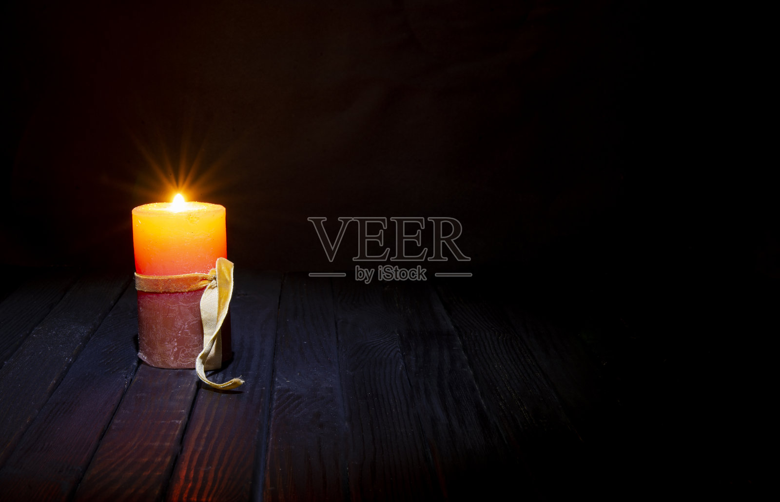 古老的蜡烛灯燃烧在乡村木桌-万圣节和恐怖主题横幅照片摄影图片