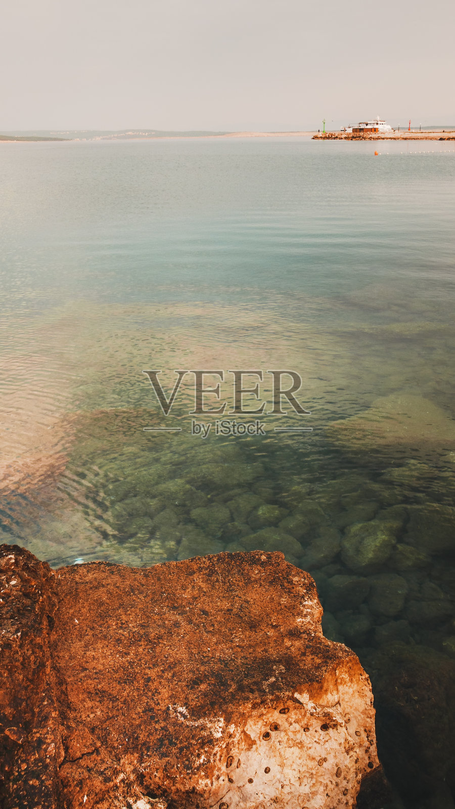 从克罗地亚亚得里亚海北部海岸的Crikvenica小镇上看到的Kvarner湾海景照片摄影图片