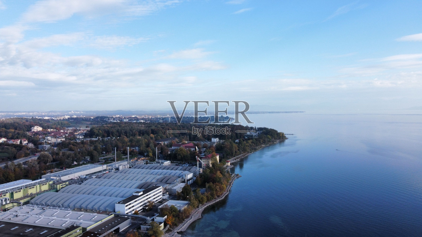 日光下康斯坦斯湖岸边弗里德里希夏芬市的无人机视图照片摄影图片