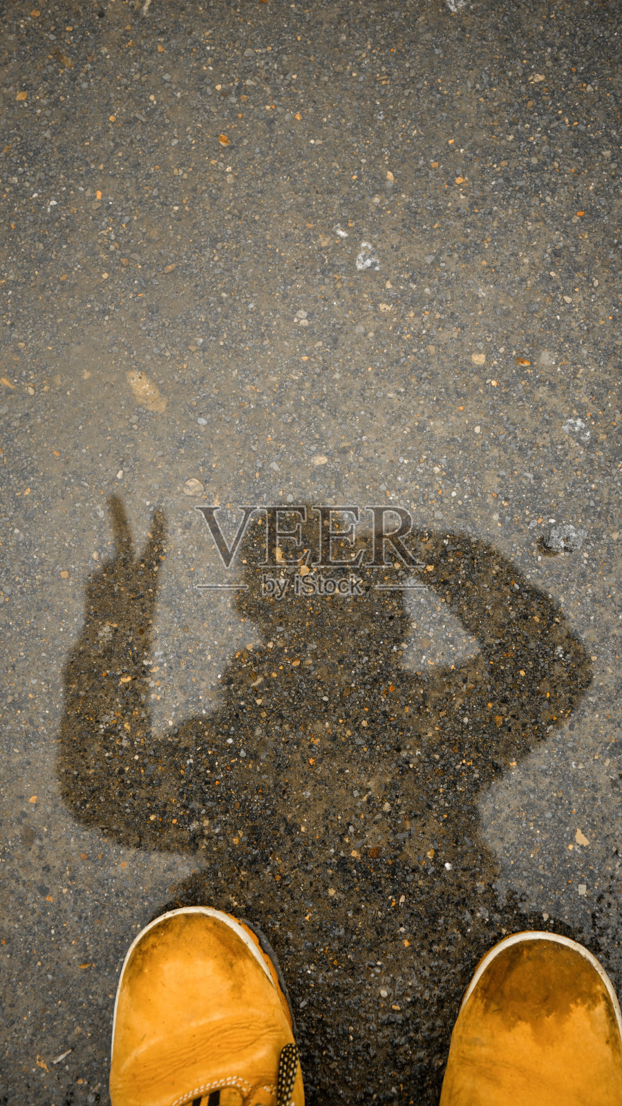 一个在阴影中的人照片摄影图片