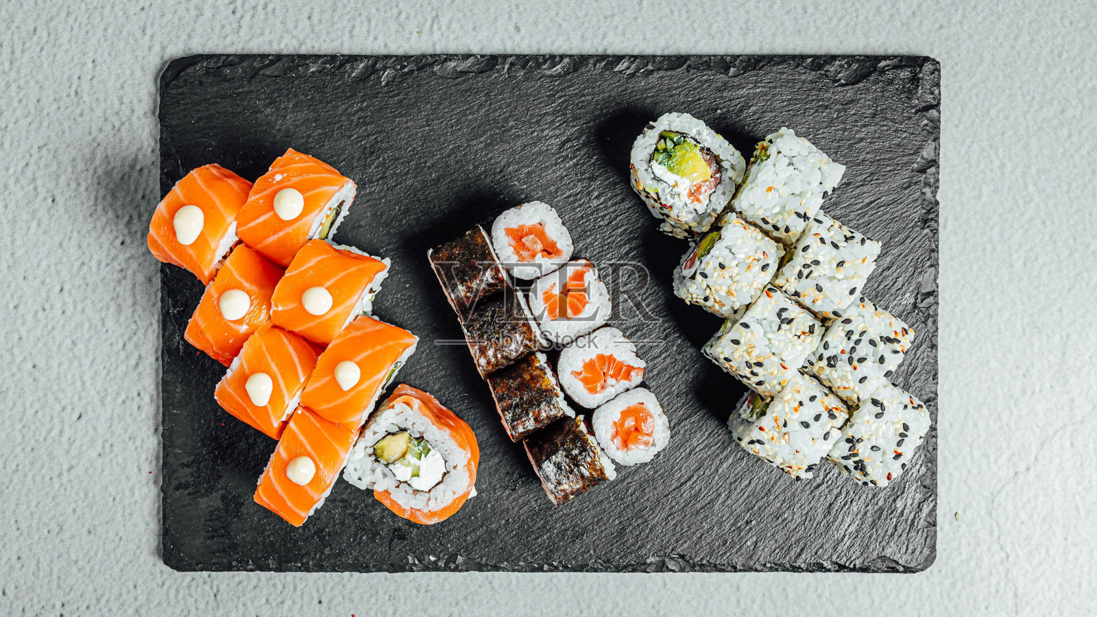 俯视一套寿司在盘子上照片摄影图片