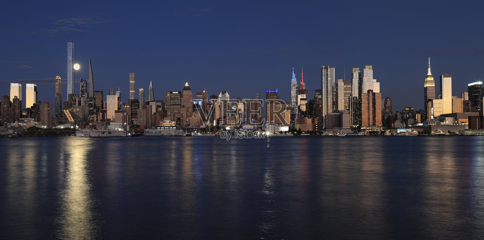 美国纽约夜晚的天际线，包括月亮和哈德逊河的美丽倒影照片摄影图片