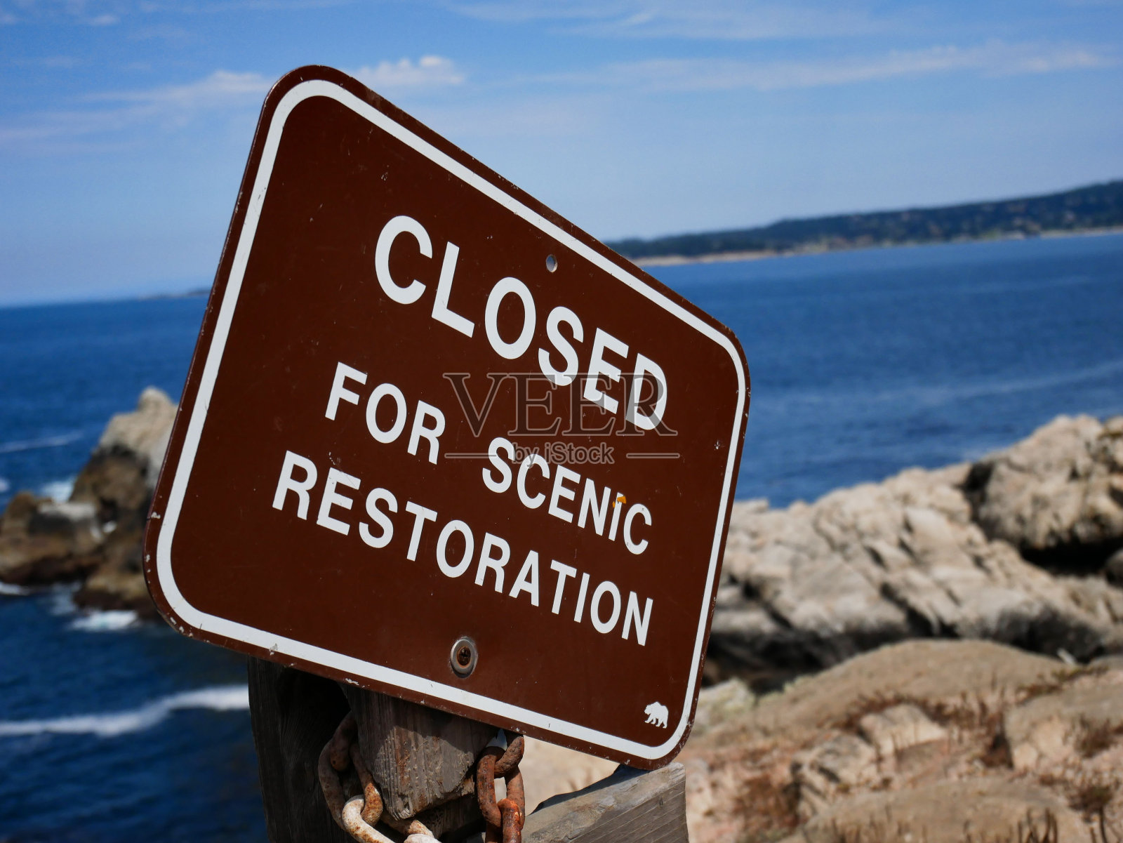 加州蒙特雷海边的标牌上写着“因风景修复而关闭”照片摄影图片