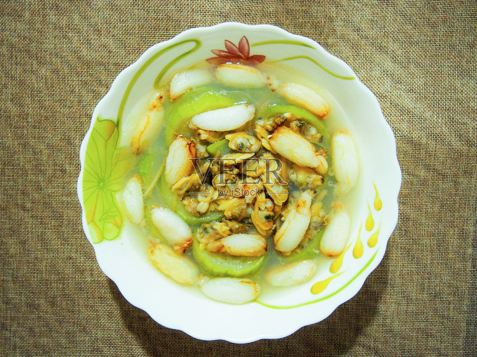 俯视图的一个美味的传统菜在桌子上特写照片摄影图片