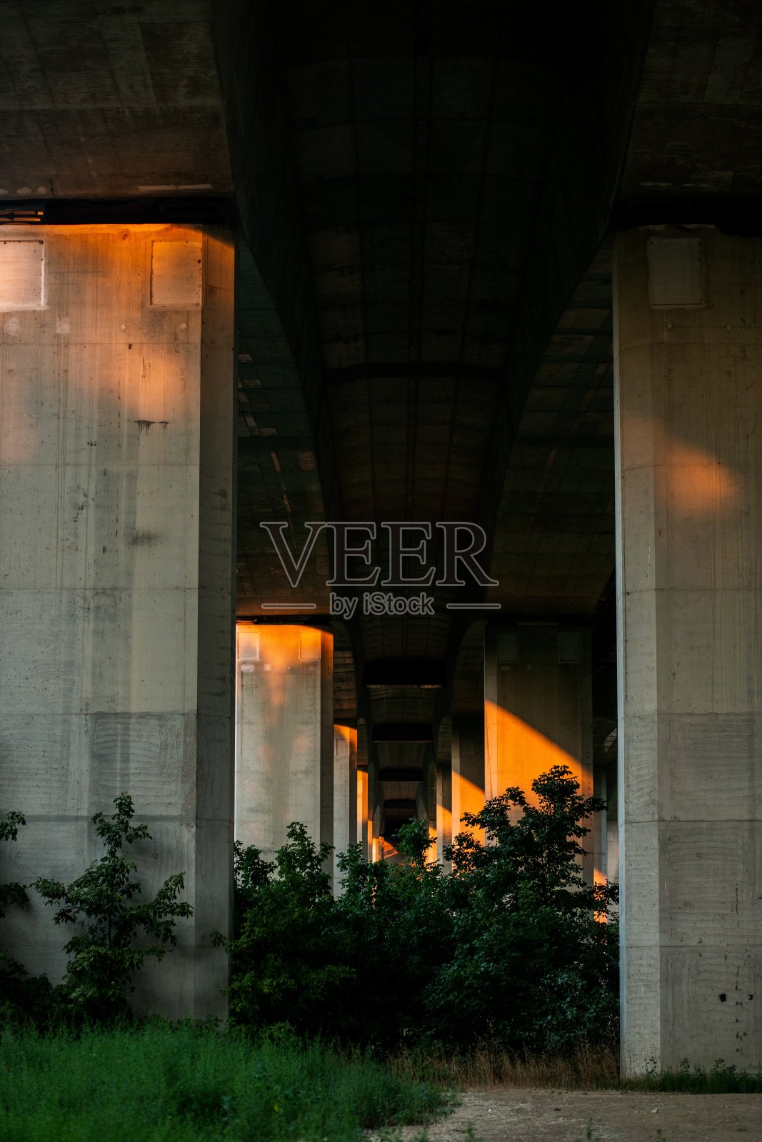 桥下建筑设计的美丽镜头照片摄影图片