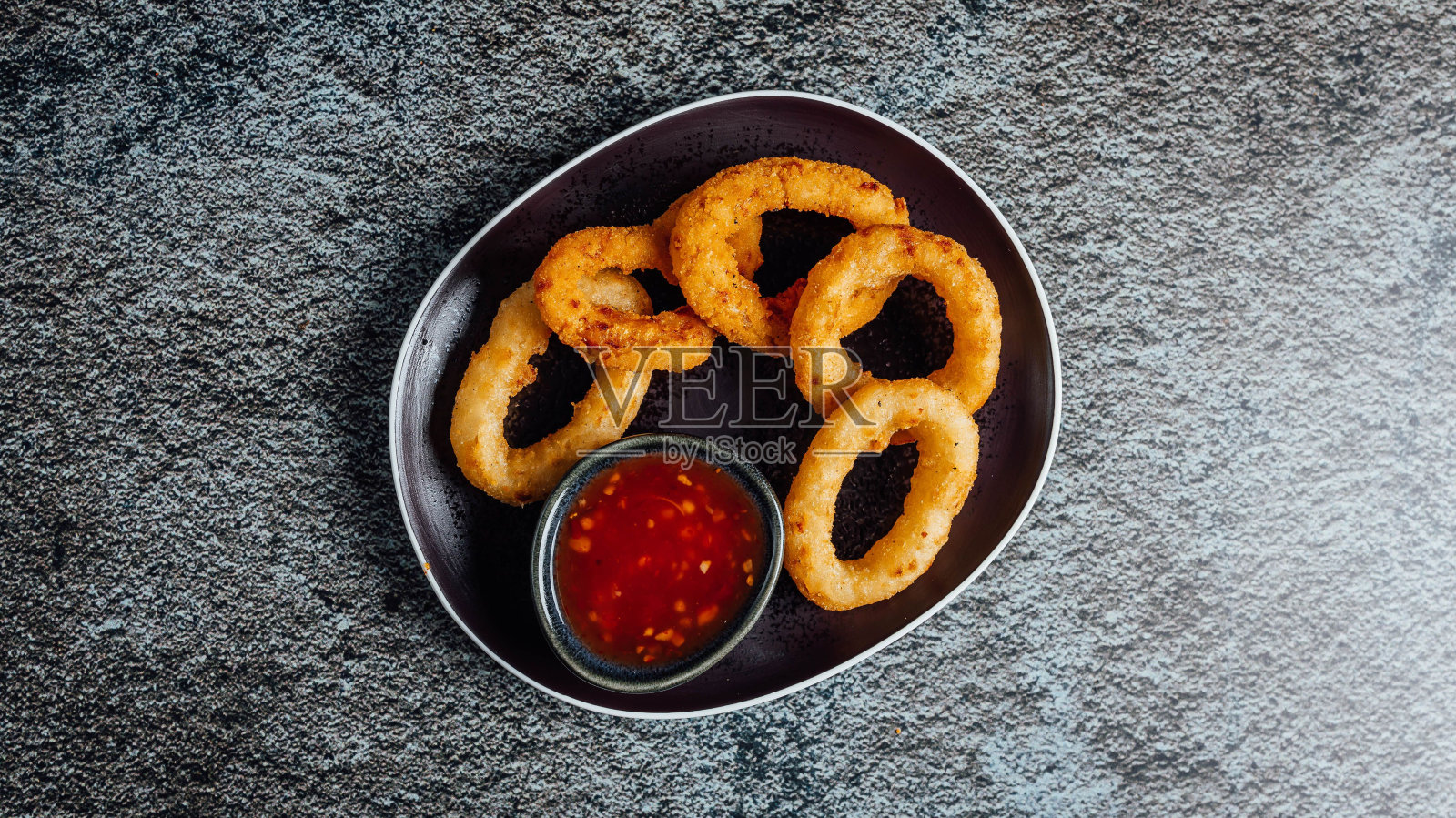 番茄酱脆鱿鱼圈俯视图照片摄影图片