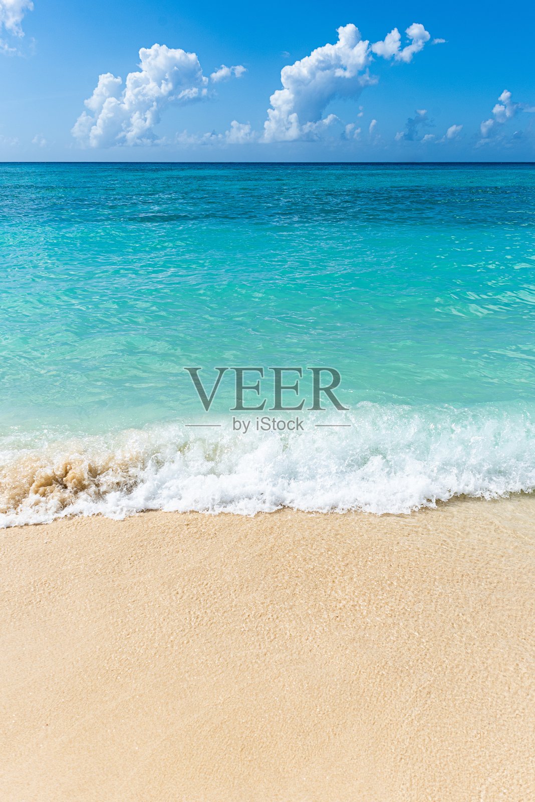 平静的海浪向海岸移动的迷人景色照片摄影图片