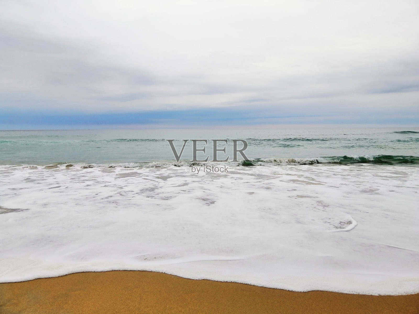 西班牙圣塞巴斯蒂安度假小镇沙滩上迷人的日出照片摄影图片