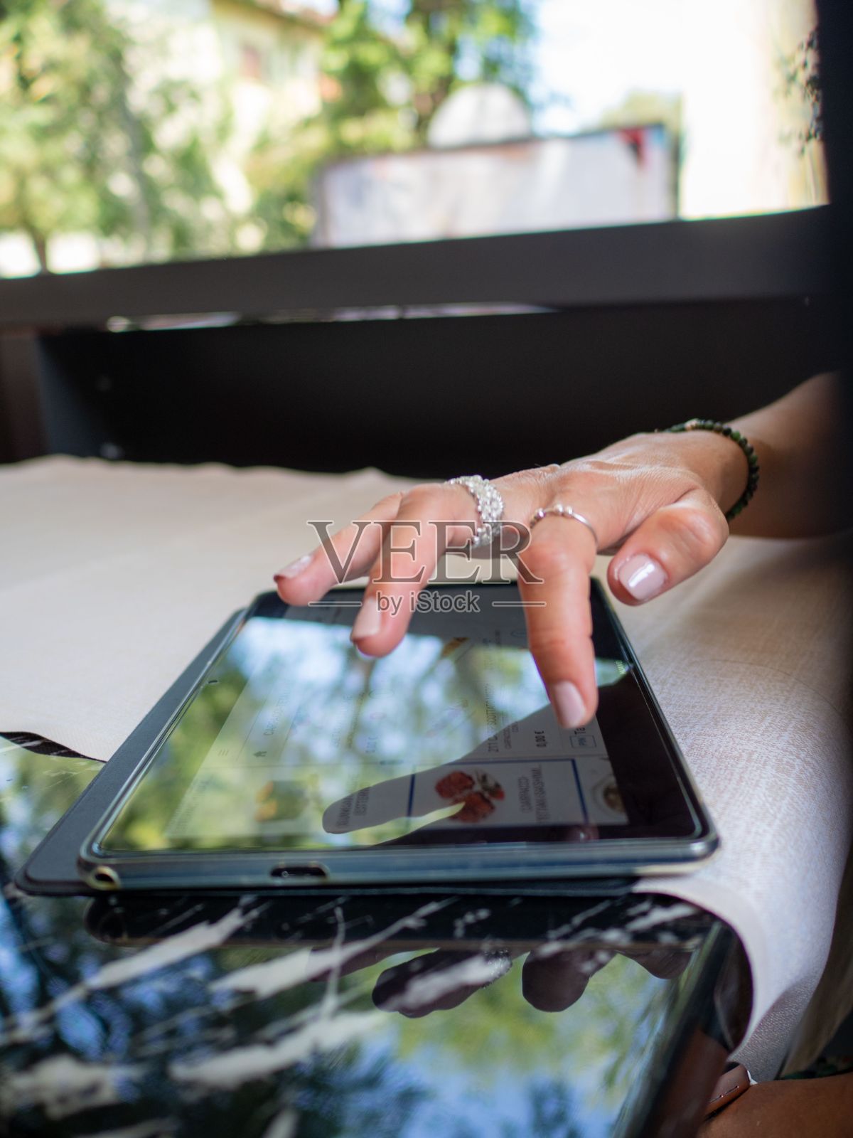 一名妇女在餐厅用平板电脑点餐照片摄影图片