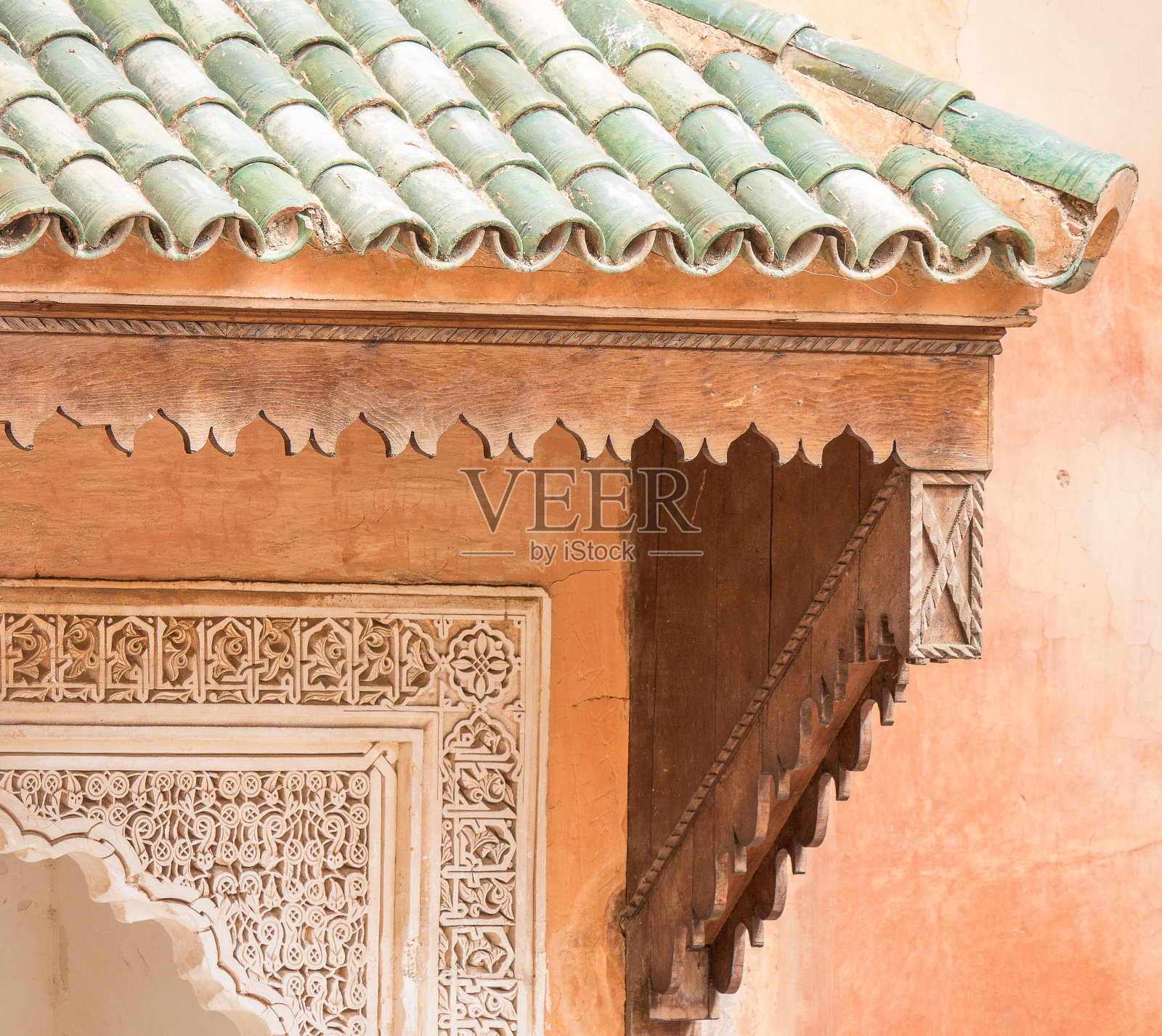 建筑前部的特写镜头，有绿色屋顶和珊瑚墙照片摄影图片