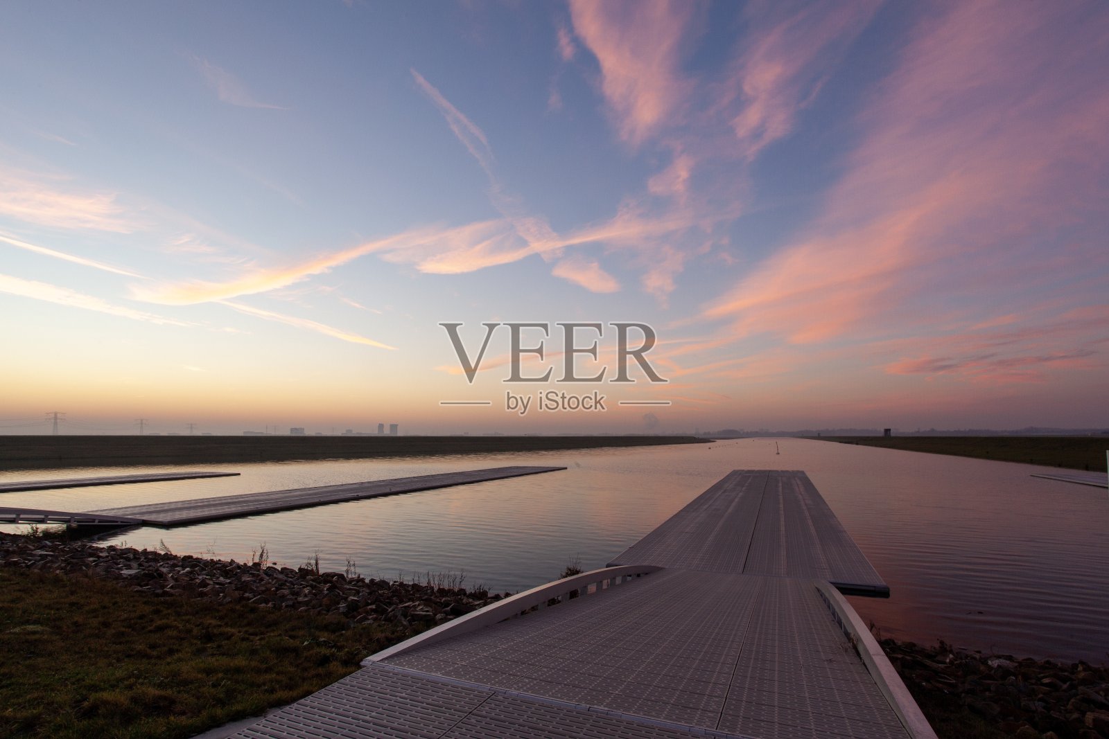 蔚蓝的天空下，通往水上的划船路线照片摄影图片