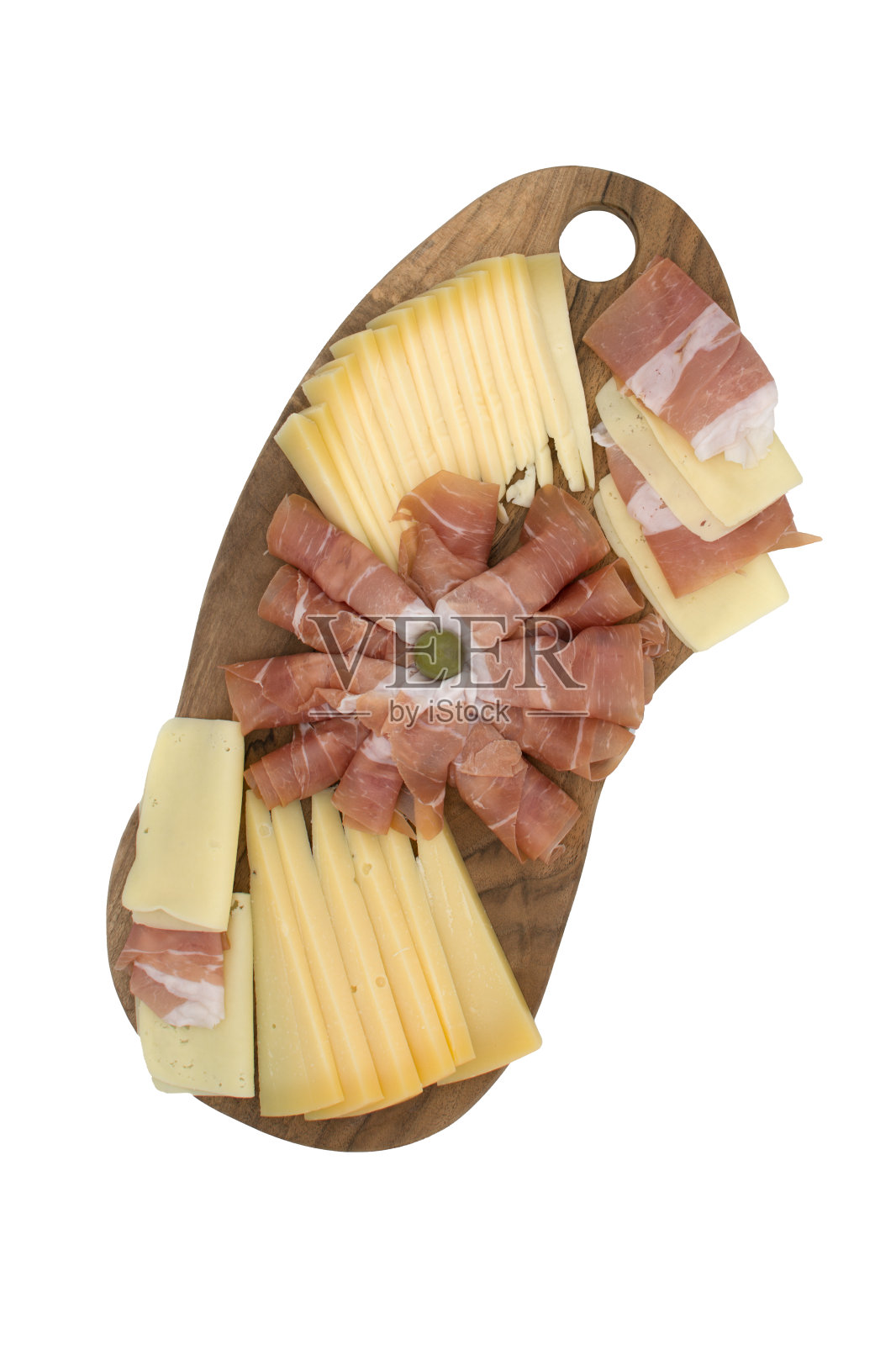 火腿和奶酪放在白色背景的木制盘子上照片摄影图片