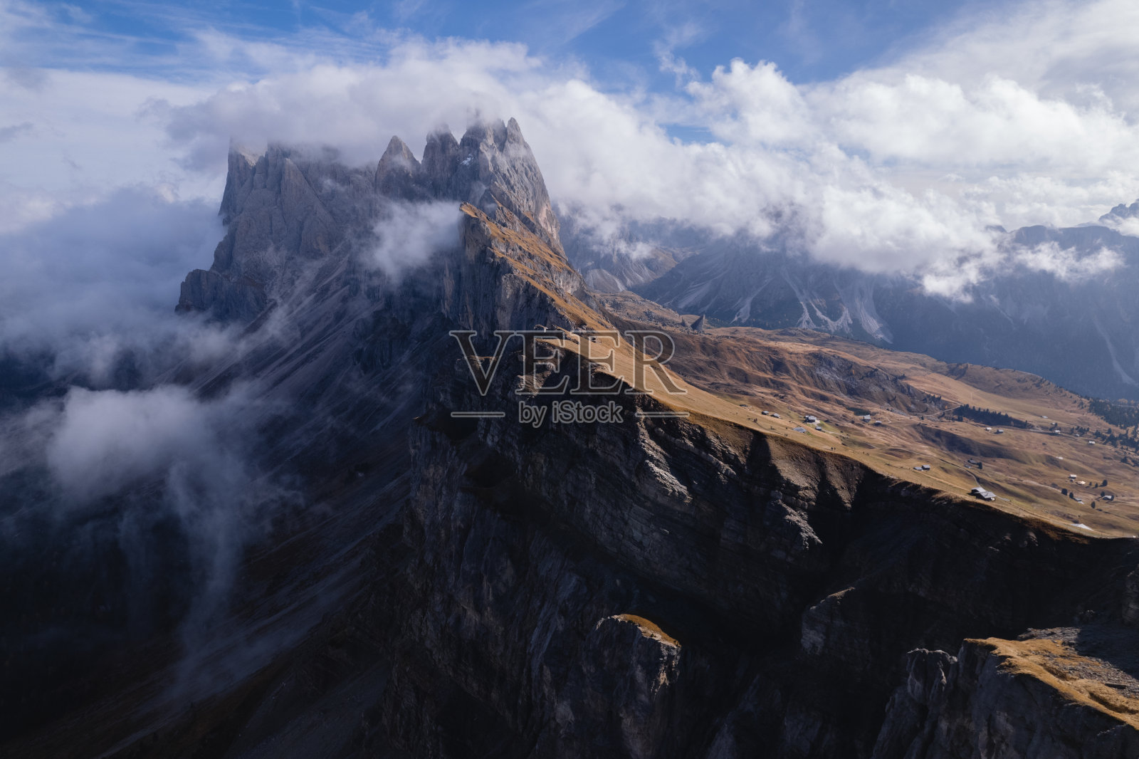 令人惊叹的塞塞达山的侧视图与云和阳光明媚的秋天加尔蒂纳山谷照片摄影图片