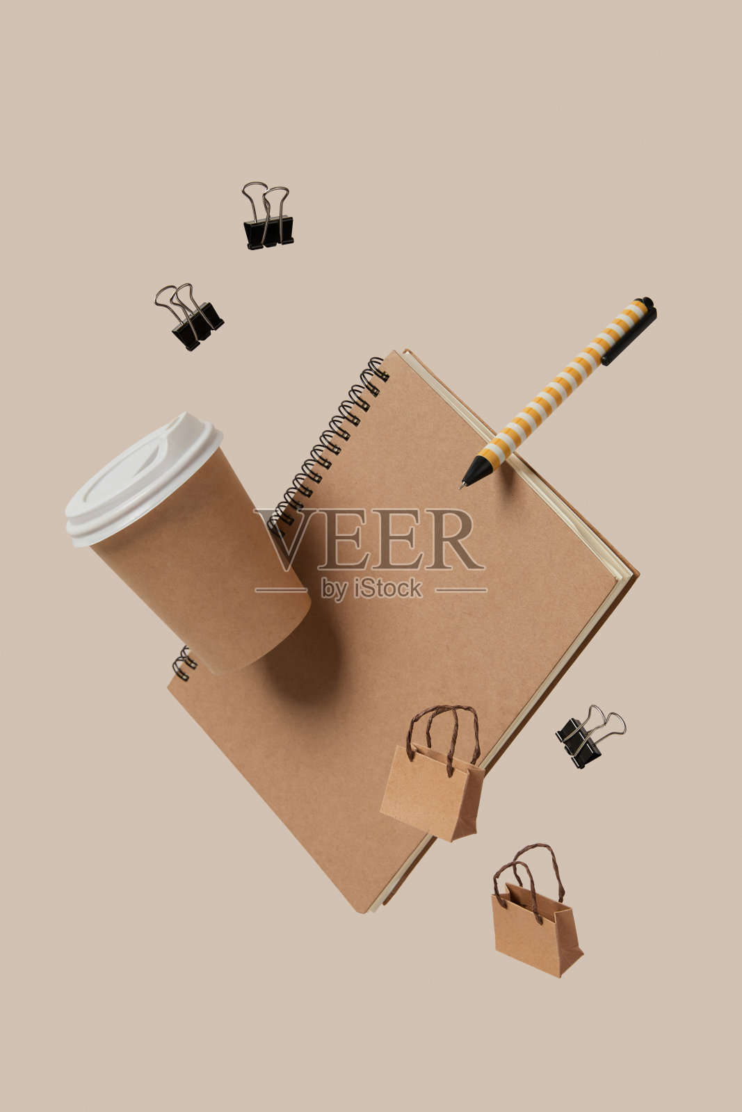 办公用品文具悬浮在米色背景商业创意布局照片摄影图片