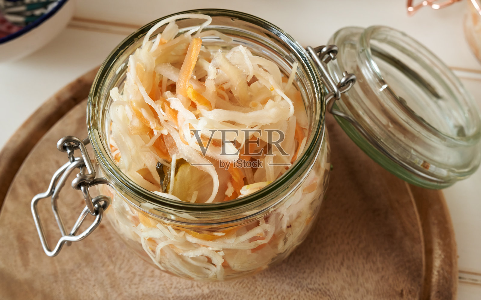 一罐发酵卷心菜和胡萝卜照片摄影图片