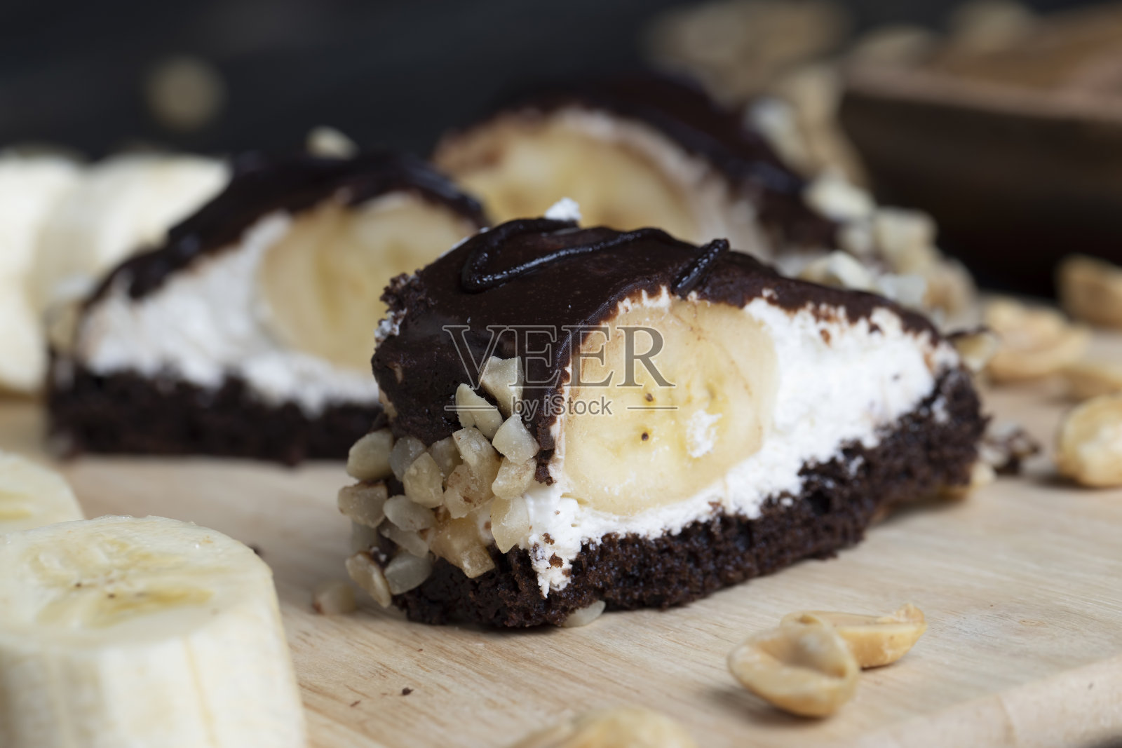 巧克力香蕉蛋糕加芝士奶油照片摄影图片