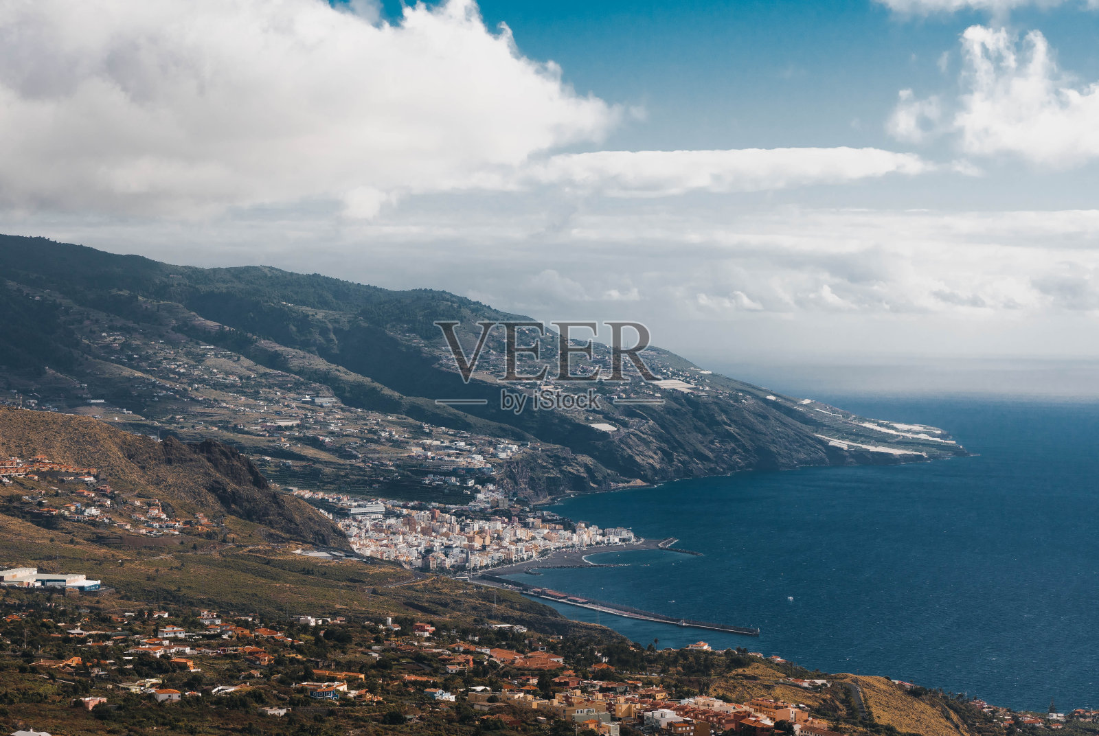 村庄的背景是靠近海岸的云，有着令人难以置信的风景照片摄影图片