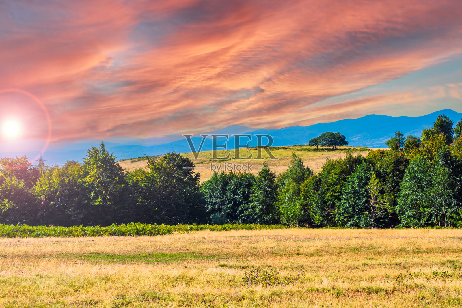 景观的观点。美丽的全景云和山与太阳升起在丘陵和山脉。照片摄影图片