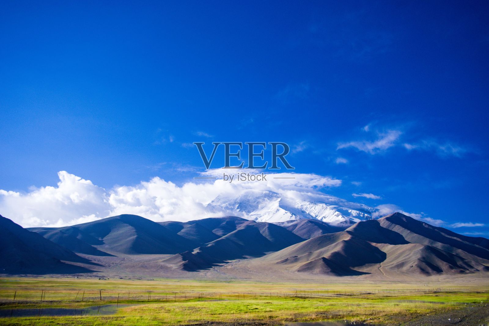 蓝天下的中国新疆丘陵景观照片摄影图片