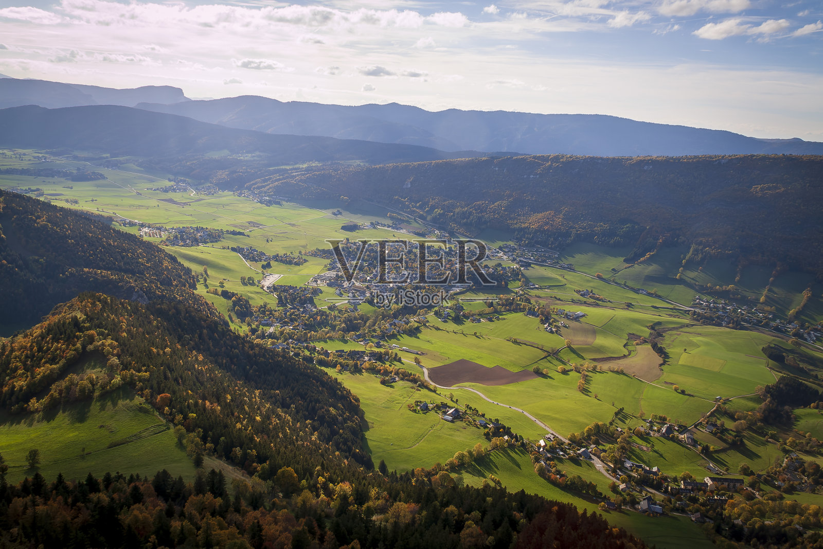 在Lans En Vercors的高处徒步旅行，发现令人眩晕的山峰，壮丽的蓝天和秋天的颜色照片摄影图片