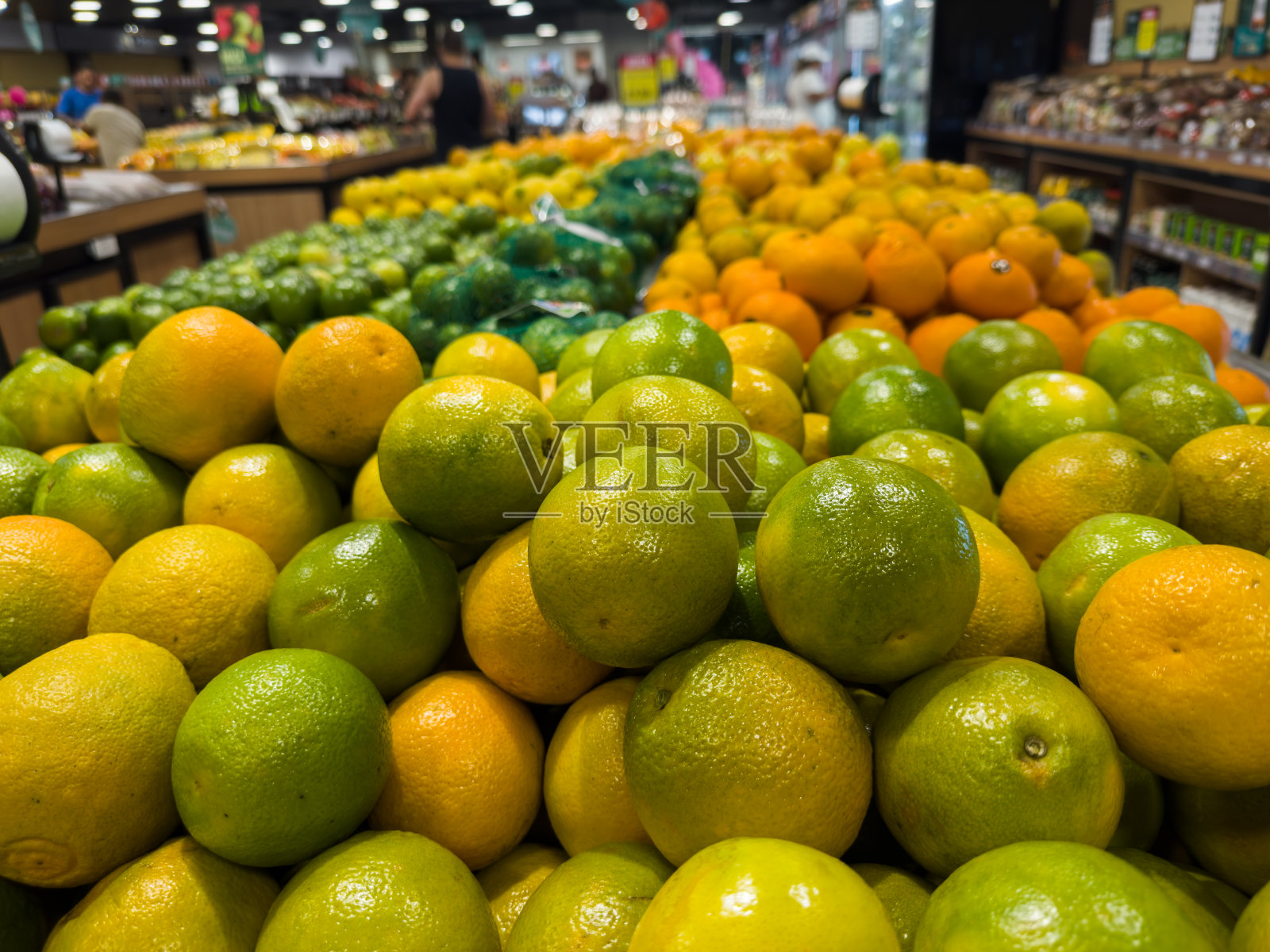 超市里的新鲜橙子。蔬菜和水果暴露供消费者选择照片摄影图片