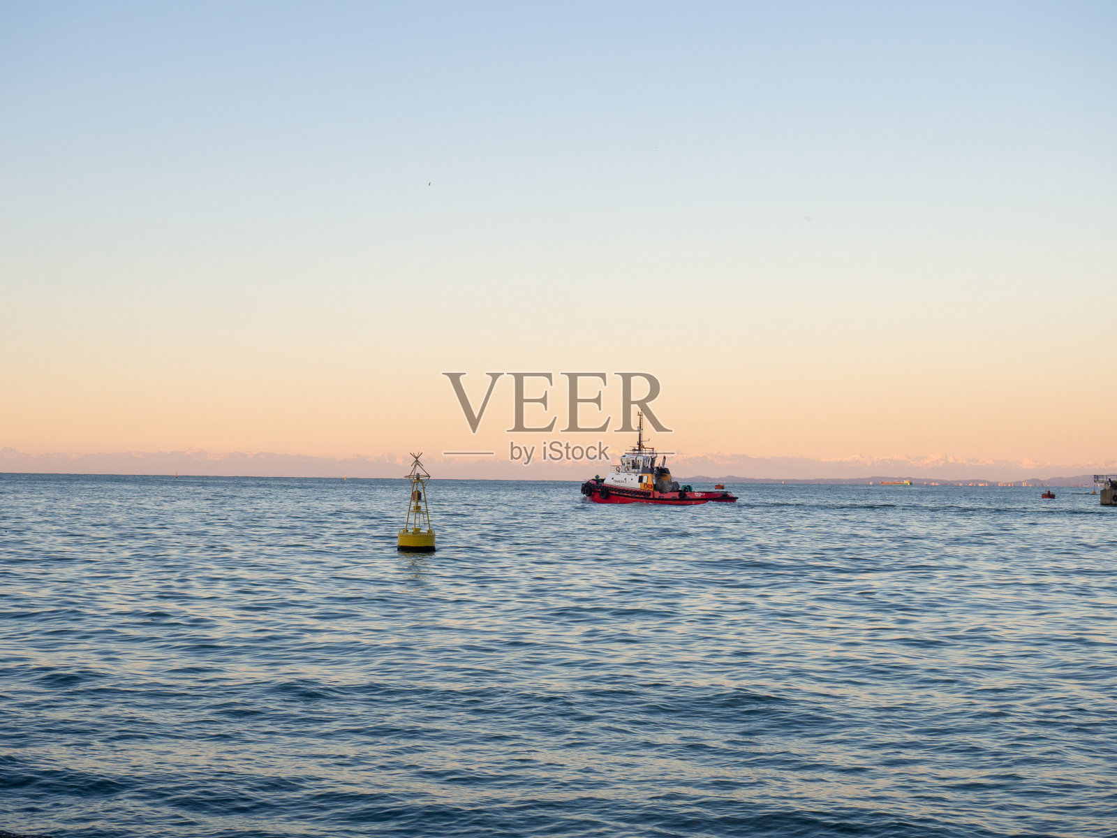 港口地区。拖船在路上。港口海湾里的浮标。海洋城市景观。照片摄影图片