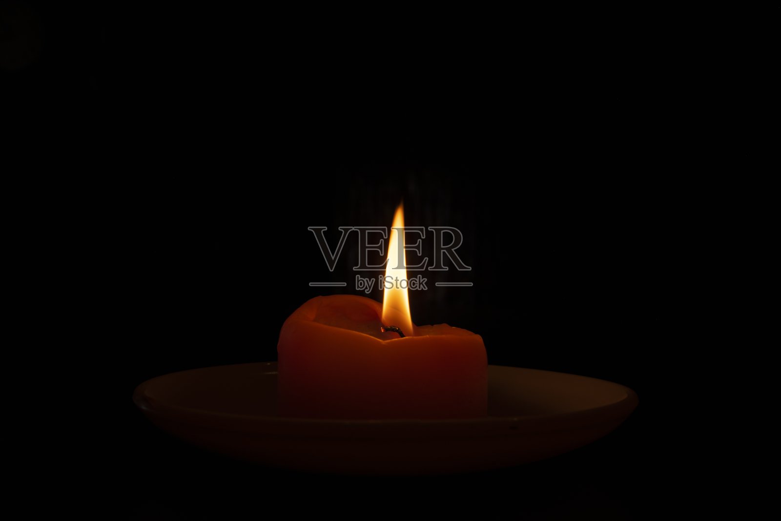 黑暗中燃烧的蜡烛的特写镜头照片摄影图片