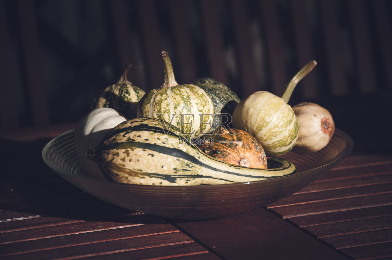 不同种类的南瓜放在碗里照片摄影图片