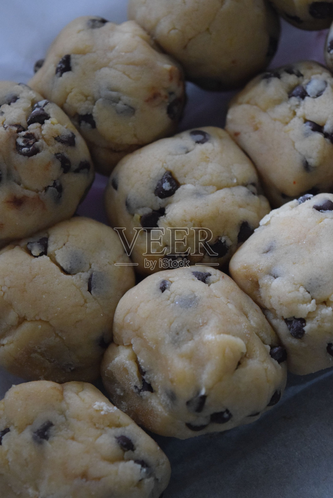 垂直拍摄的巧克力饼干面团照片摄影图片