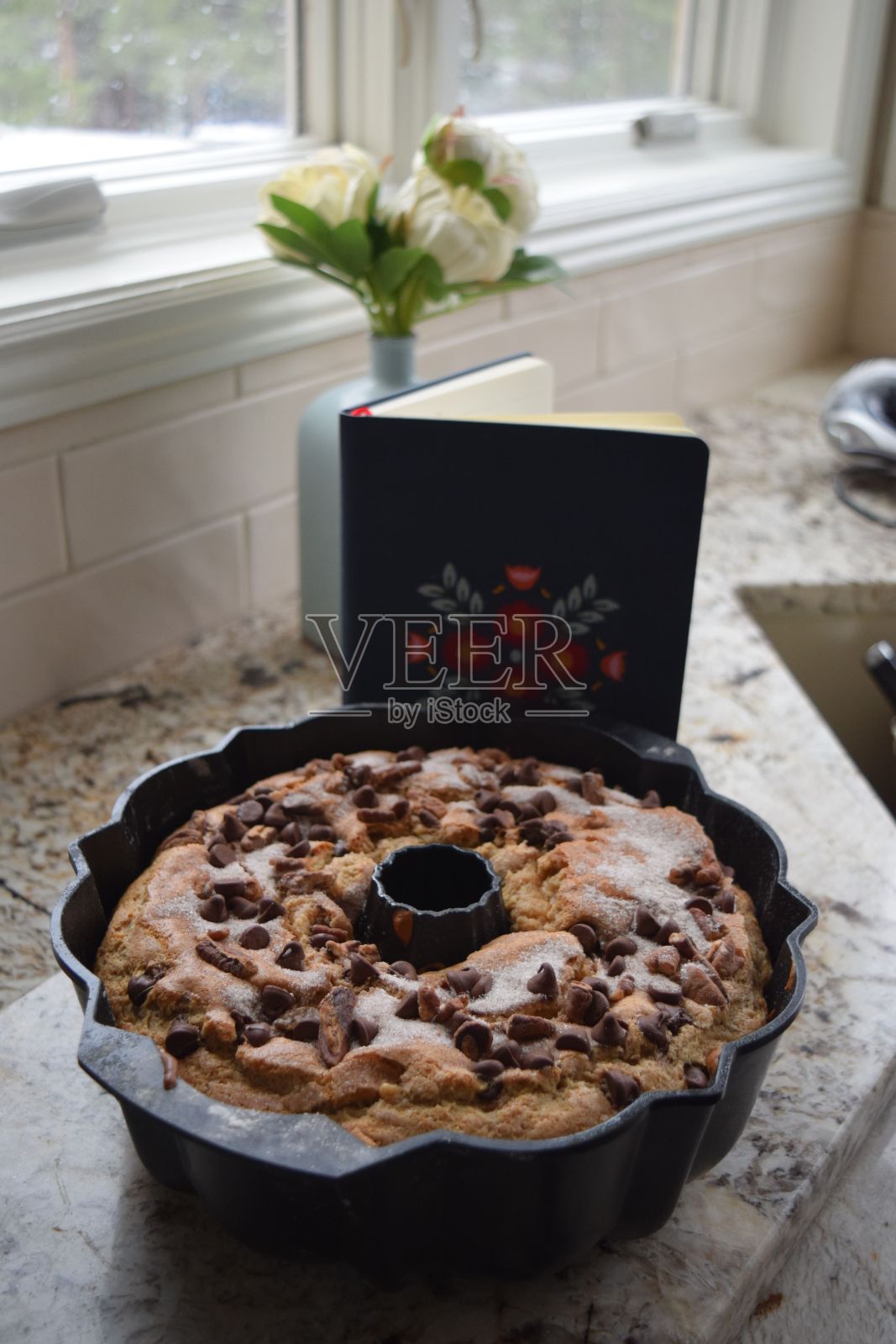 厨房桌子上刚烤好的饼干和巧克力片的垂直镜头照片摄影图片