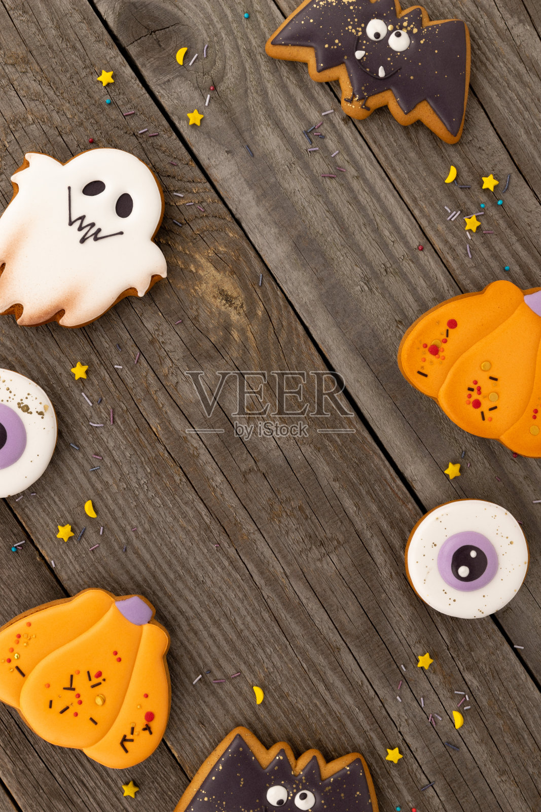 美味的万圣节自制饼干，各种形状的旧木桌照片摄影图片