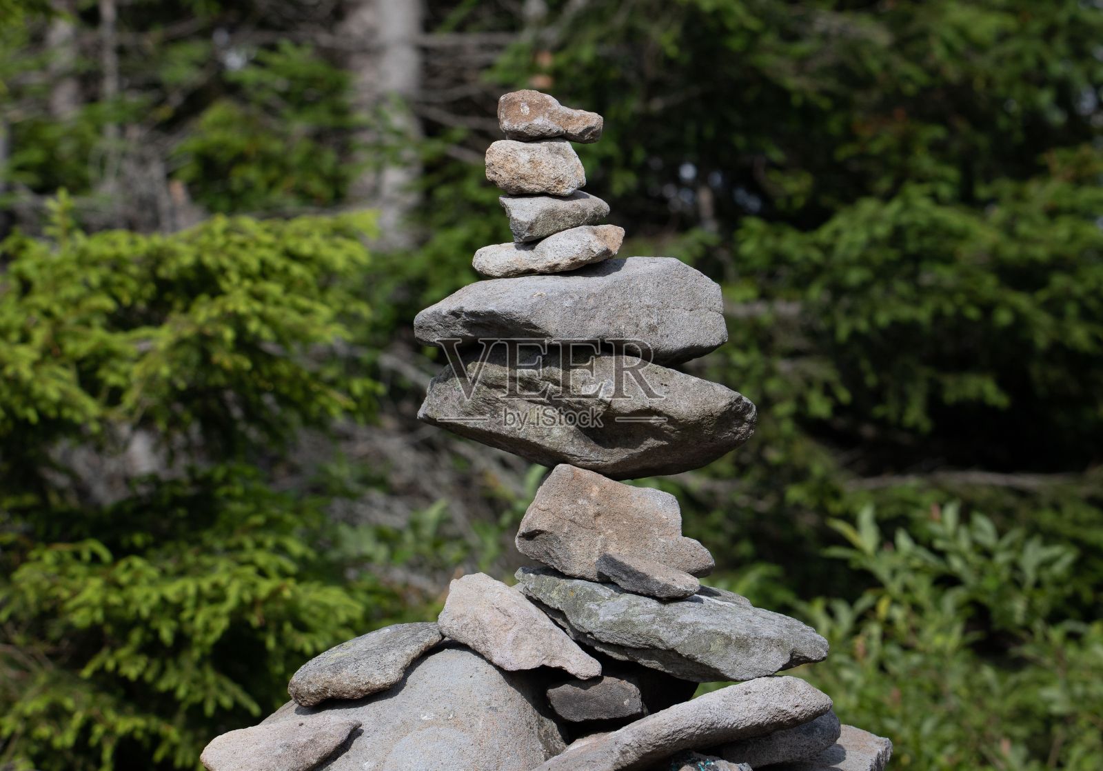 特写的一堆石头，一个塔的禅宗石在森林与模糊的背景照片摄影图片