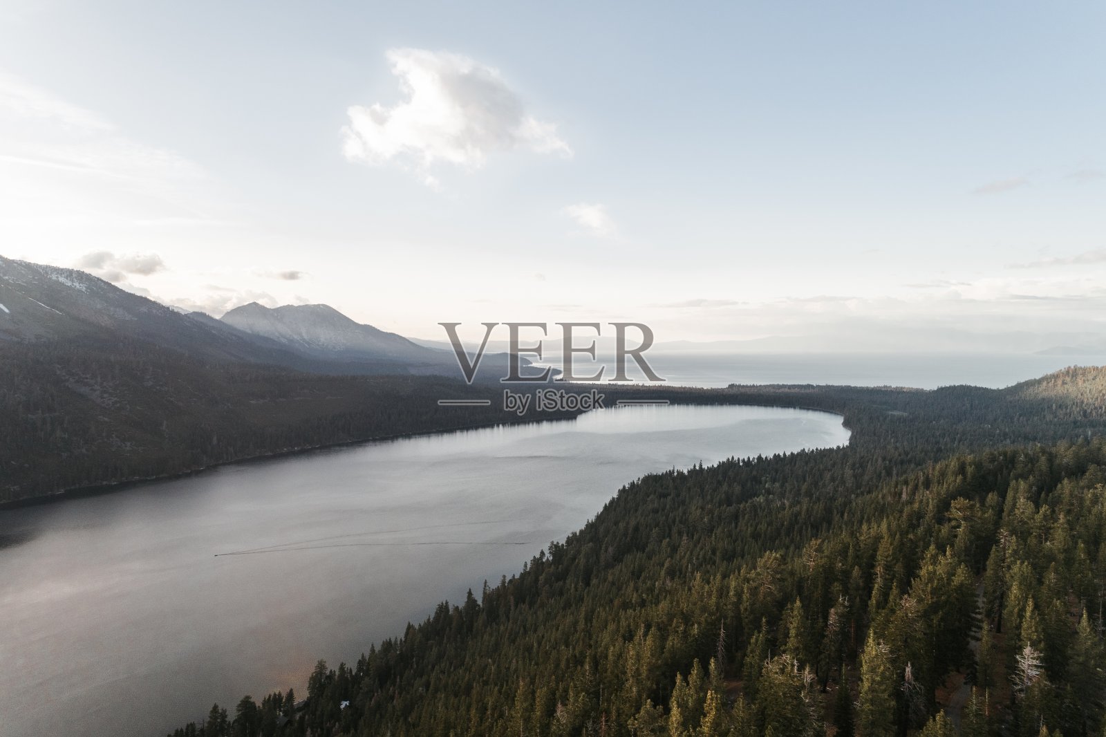 高角拍摄的河流在一个绿色的风景下，晴朗的天空照片摄影图片