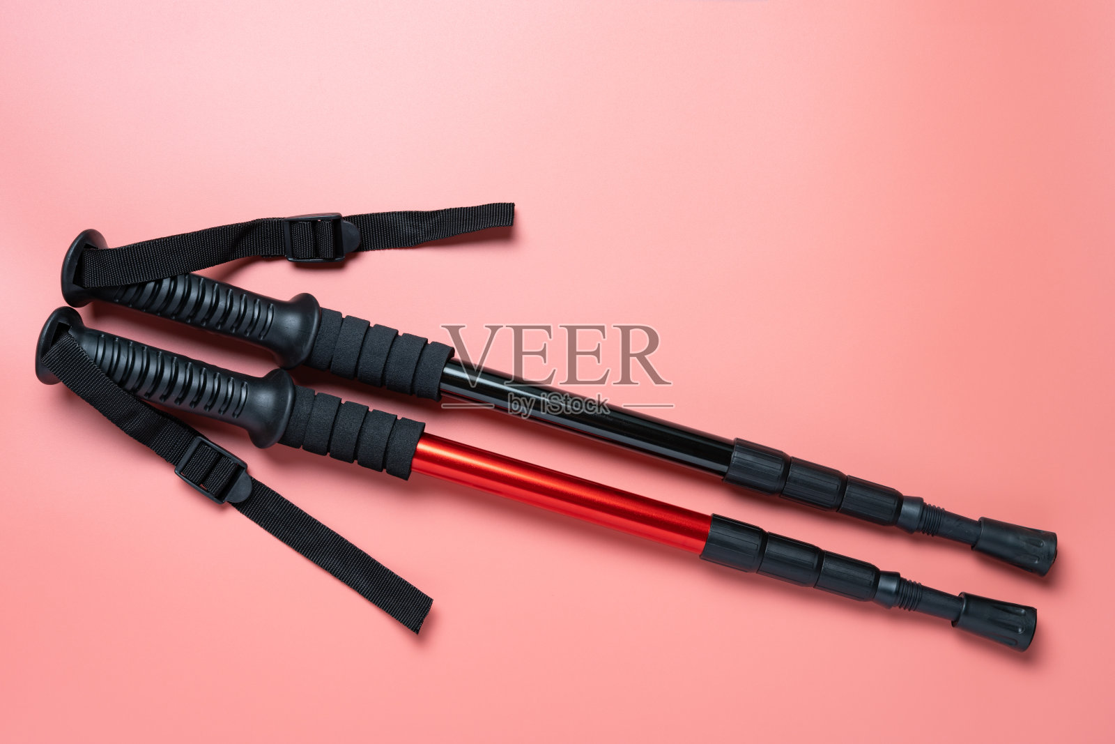 粉色背景上的登山杖照片摄影图片