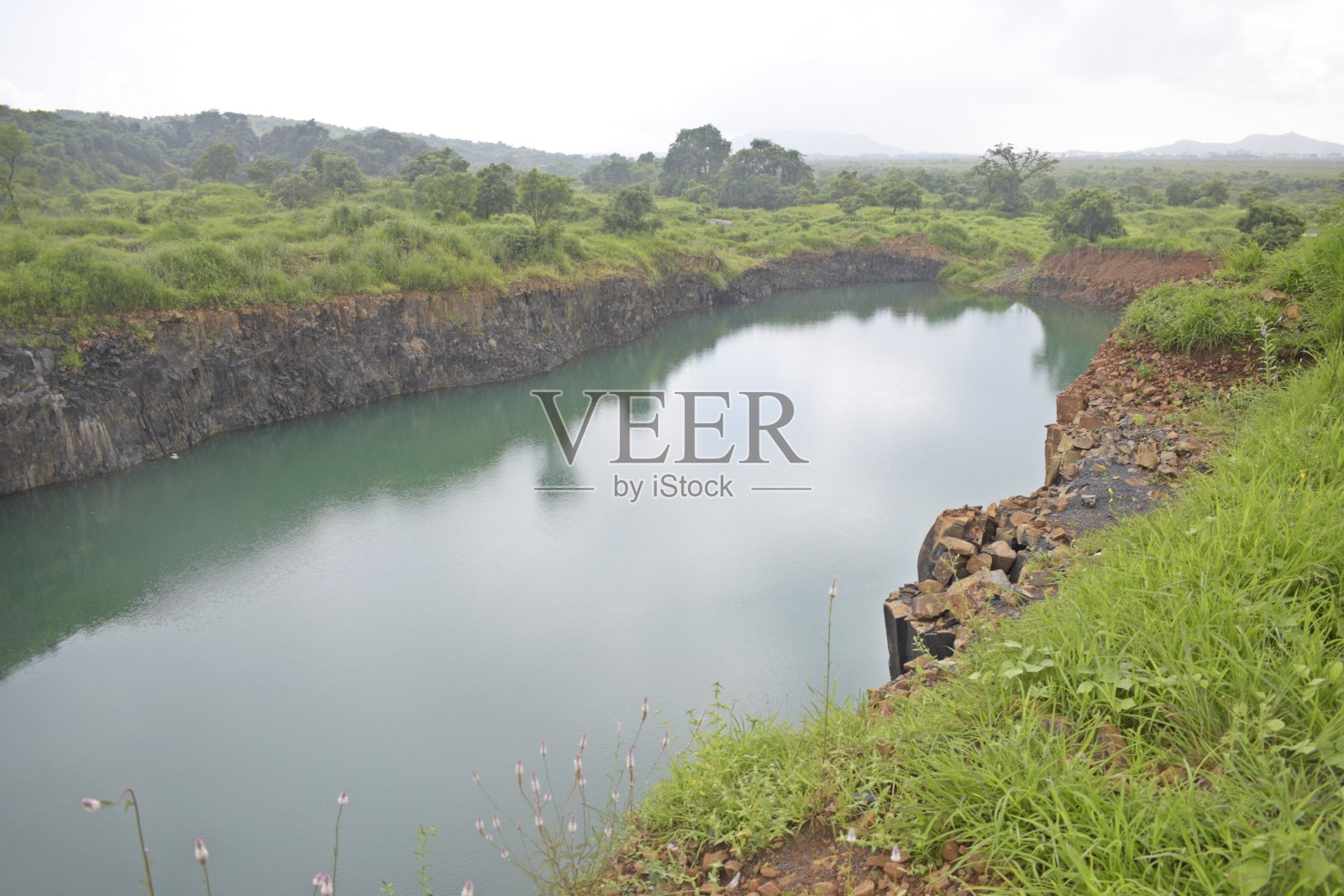 风景优美，草甸郁郁葱葱照片摄影图片